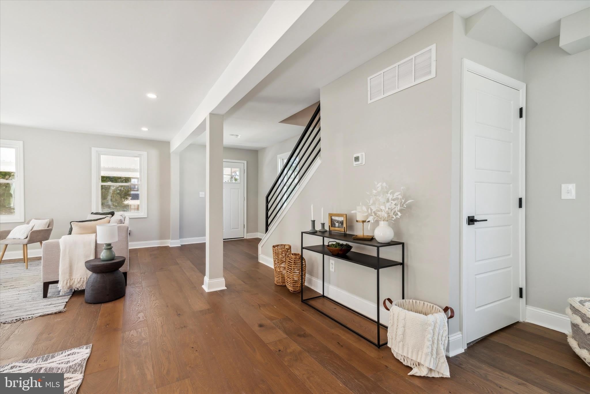 933 HENRY Avenue – photo 5