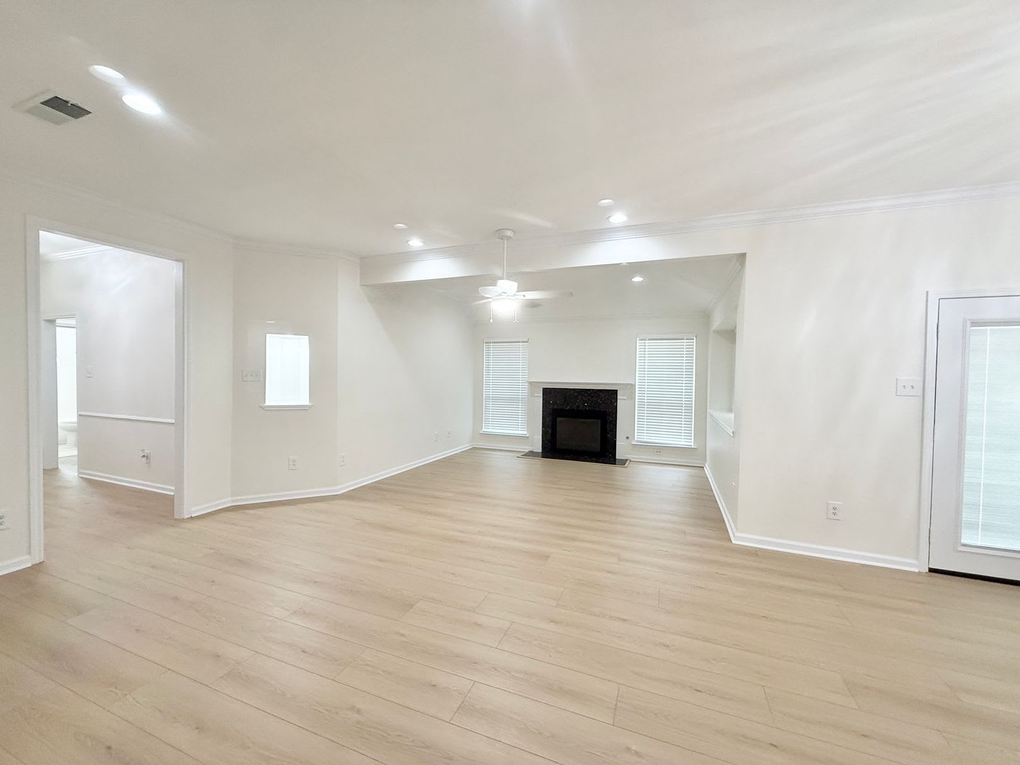 Beautifully Updated 3/2/2 in Plantation Village in Lake Jackson! – photo 5