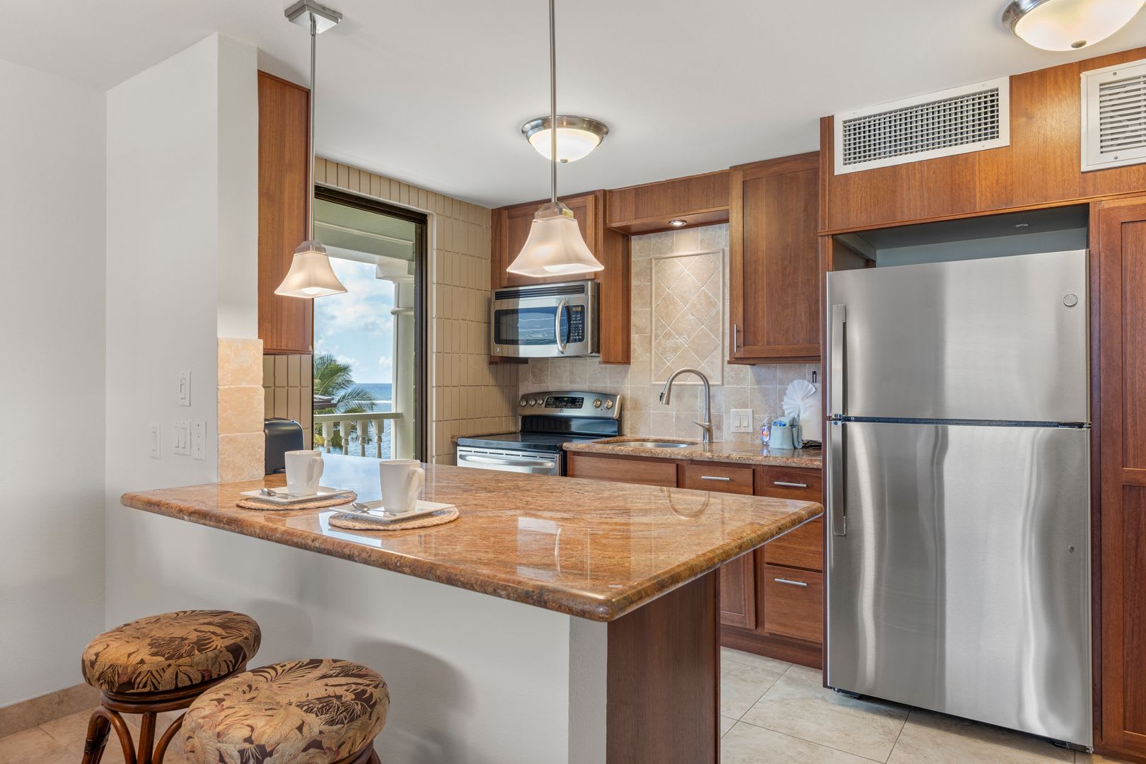Lahaina Shores Fully Furnished One Bedroom – photo 2