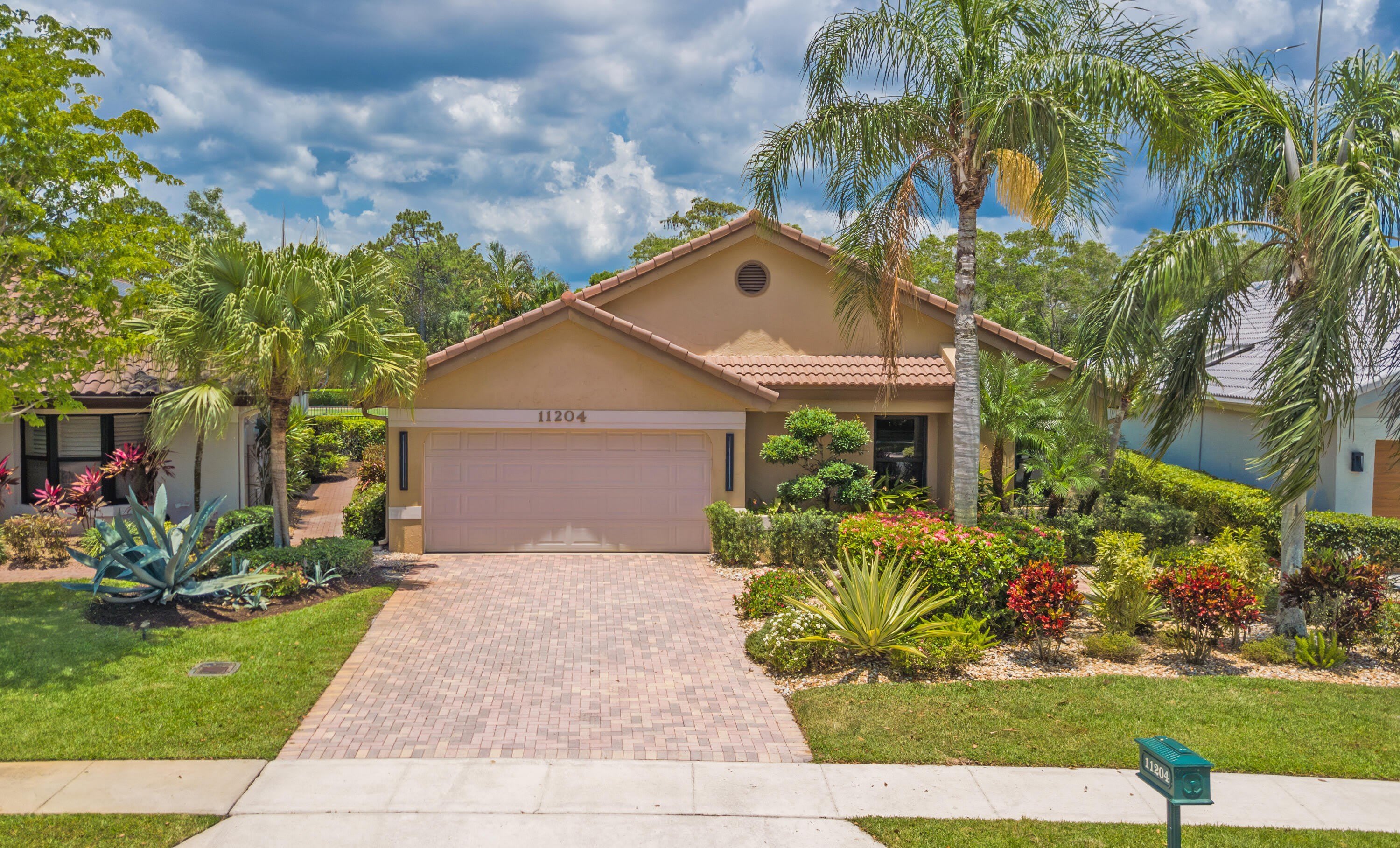 11204 Cloverleaf Circle – photo 1