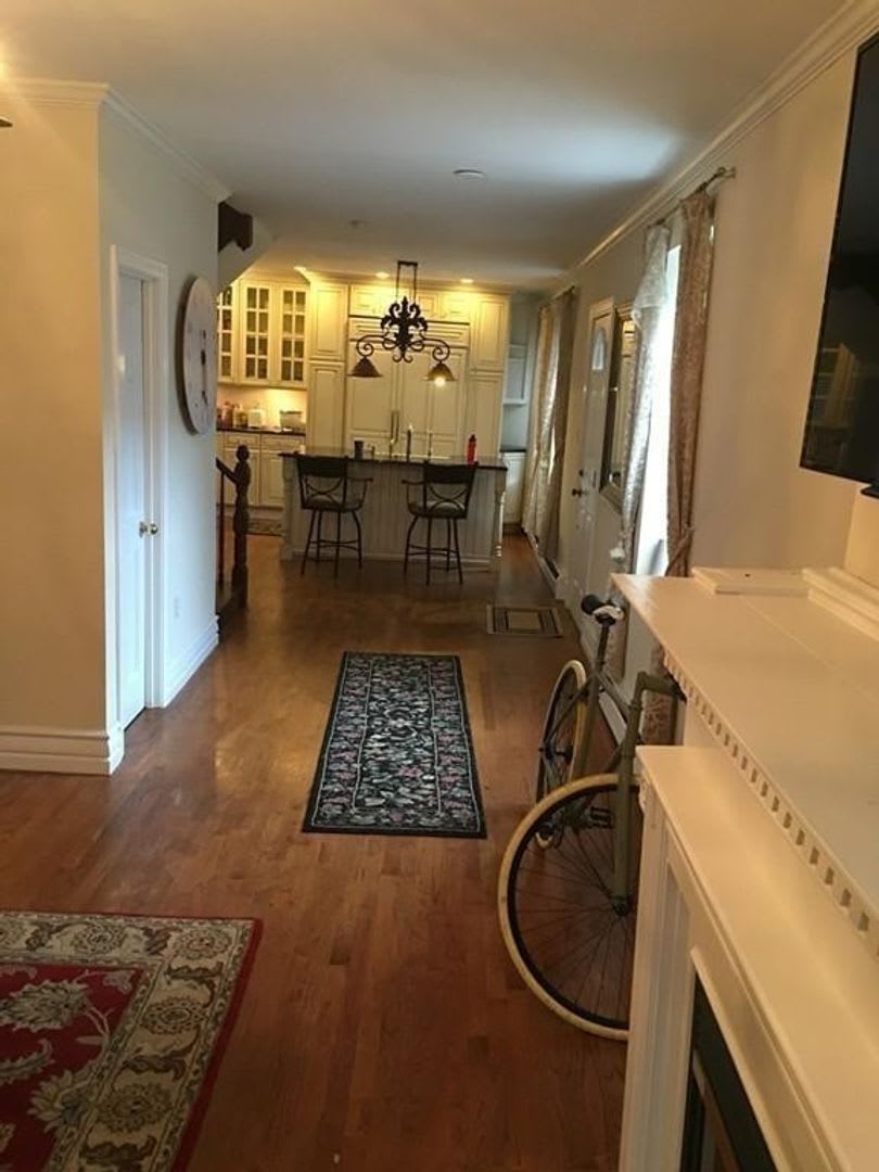 Renovated 5 Bed / 3.5 Bath in South End – 1,836 Sq Ft – W/D in Unit – 9/1 – photo 4