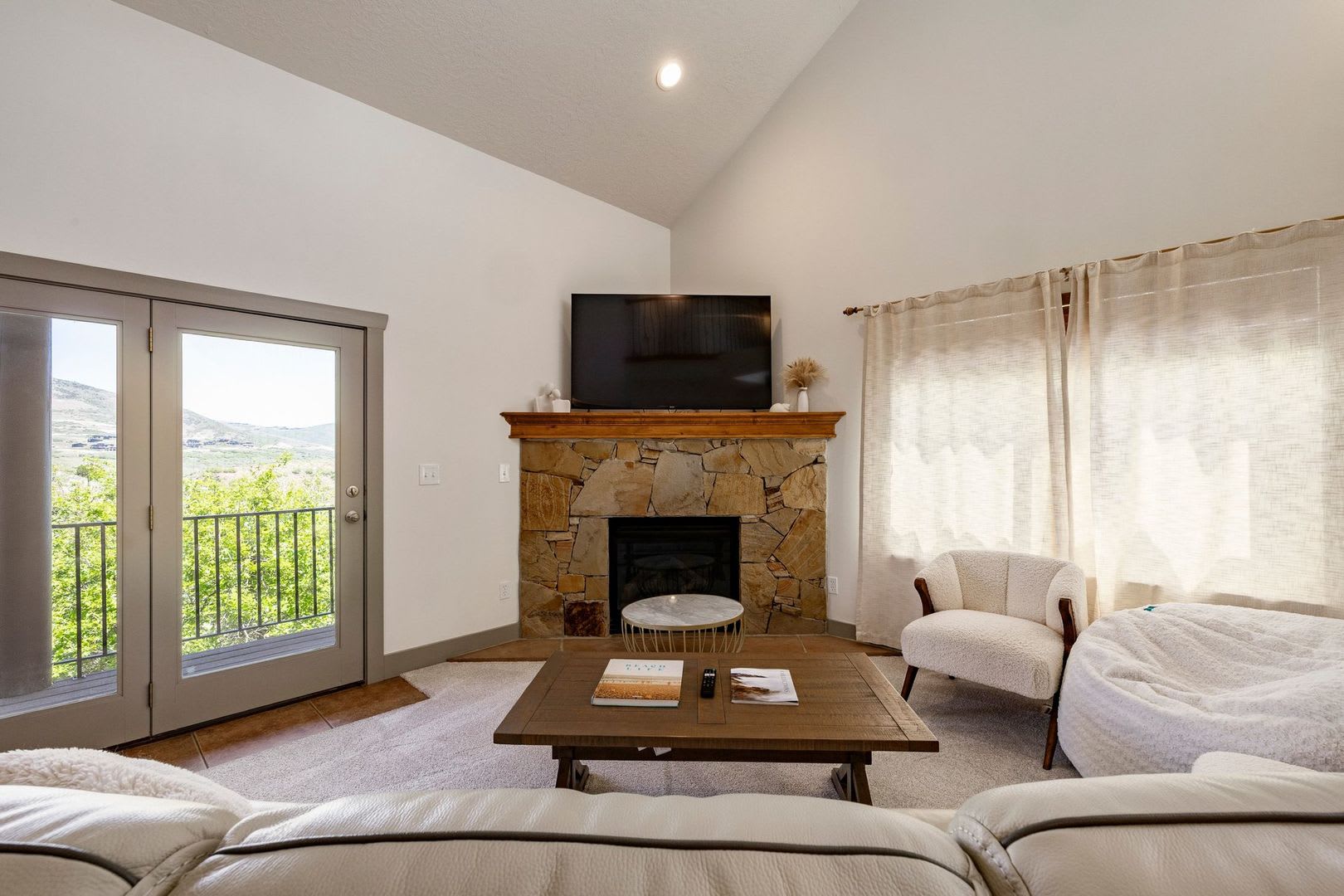 Furnished Mayflower Town Home- Available Now – photo 5