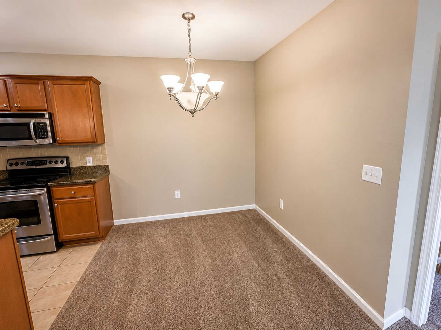 Beautiful 2 Possible 3 Bedroom Condo With One Car Garage Minutes To Bragg And Shopping – photo 5