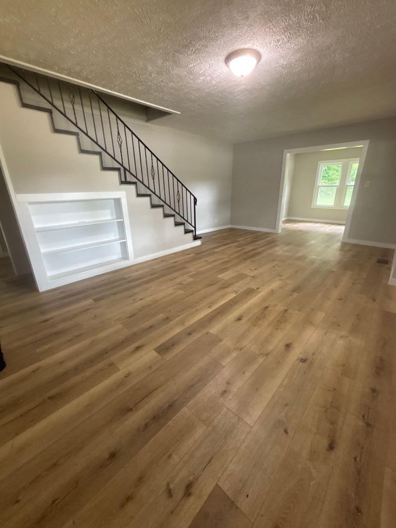 NEW LISTING! Spacious 5 Bedroom 2 Bath House – photo 3