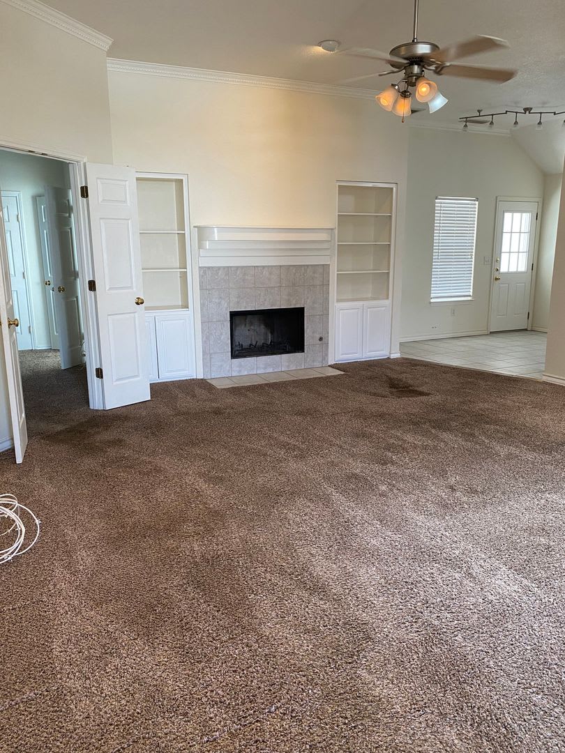 Spacious 3-Bedroom Home with Fireplace – photo 3