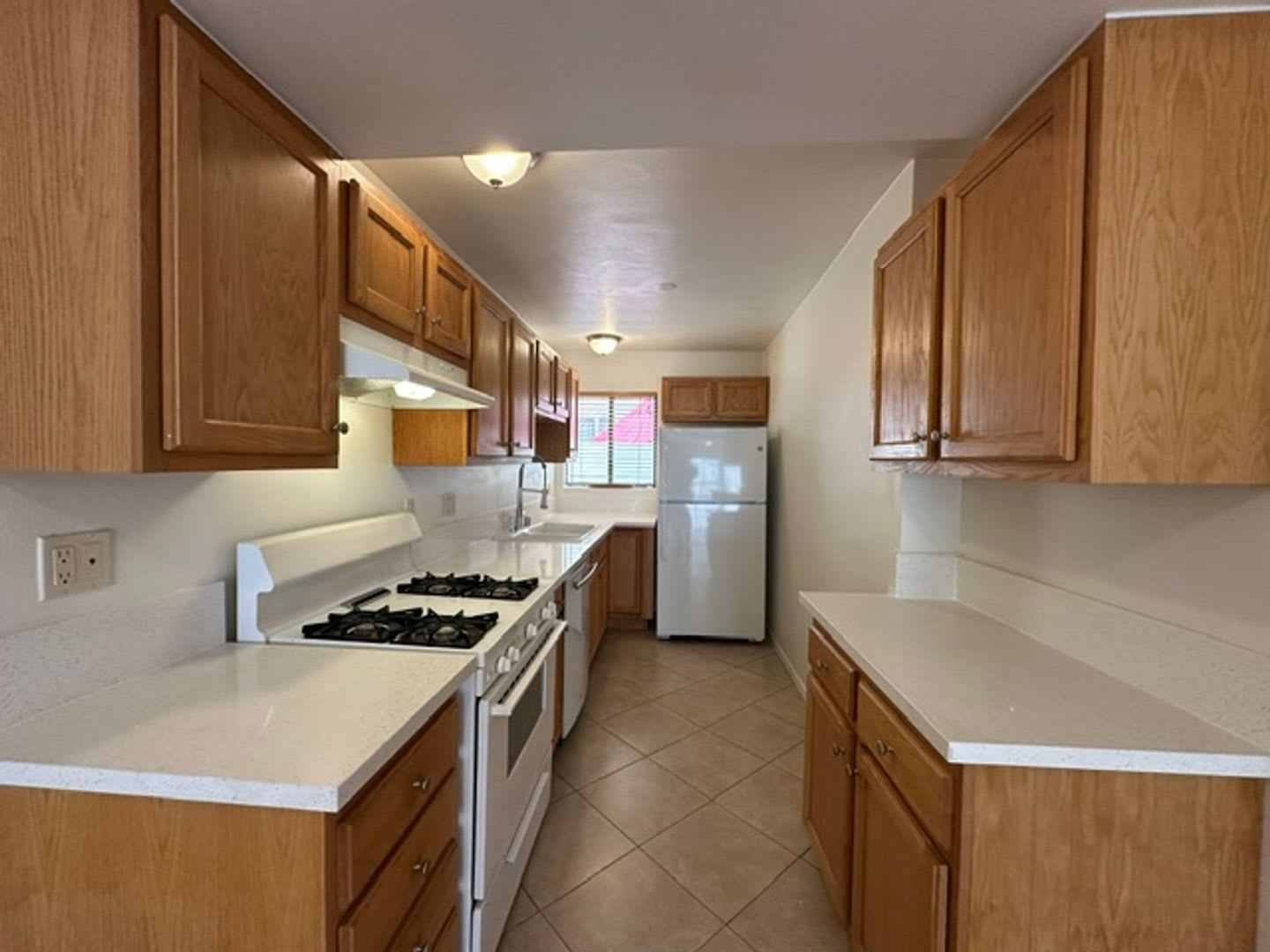 Calabasas 2+3 with bonus room located in a great community – photo 5