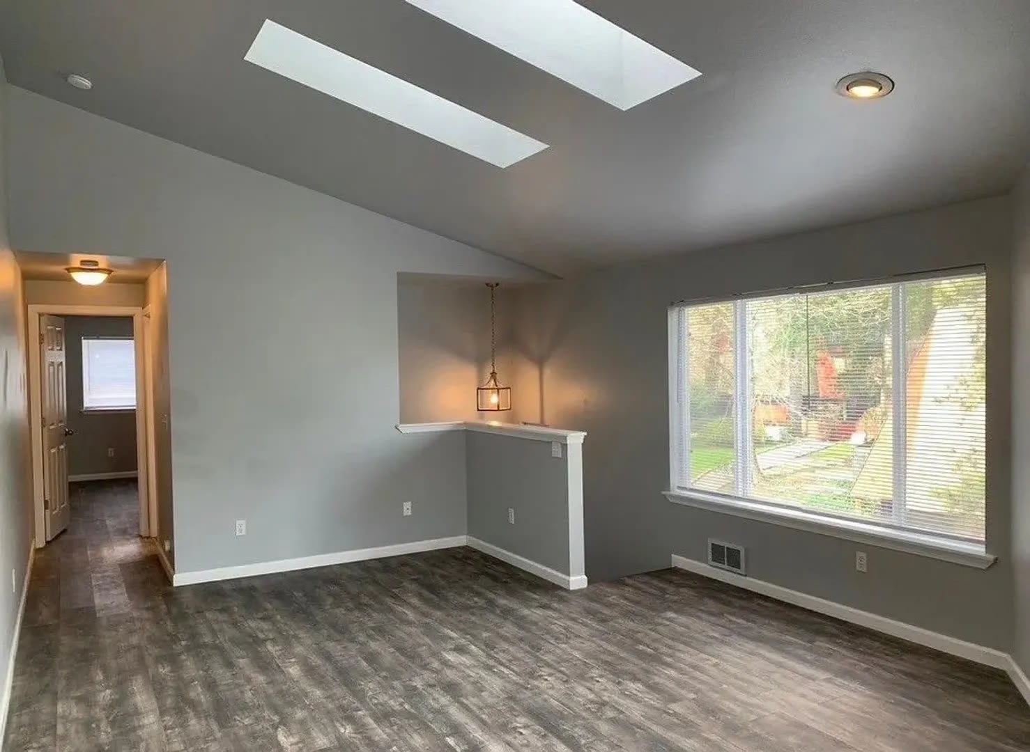 Spacious 3-Bed Townhome with Private Yard & Garage – photo 4