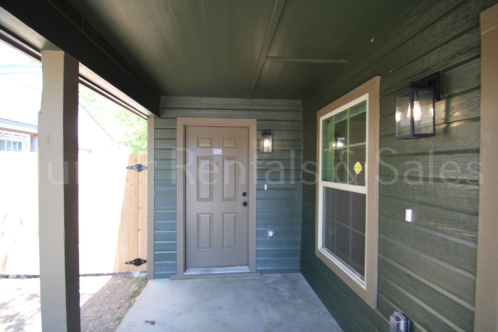 Newly Renovated 2 Bedroom Duplex – photo 3