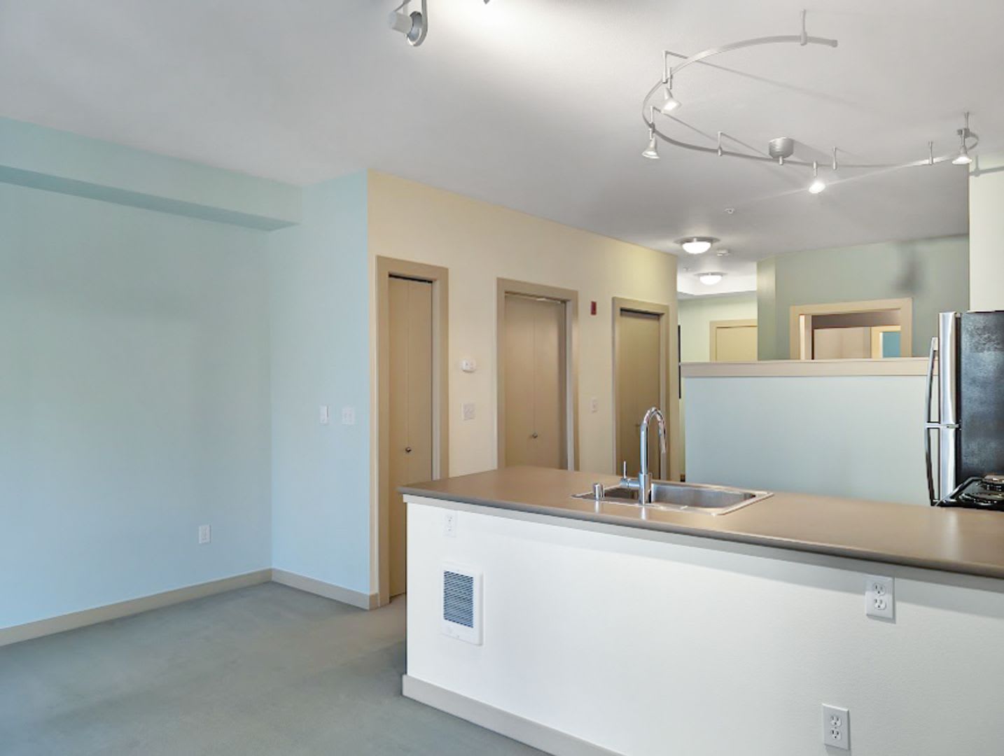 Spacious Condo in Prime Location of Capitol Hill – photo 5