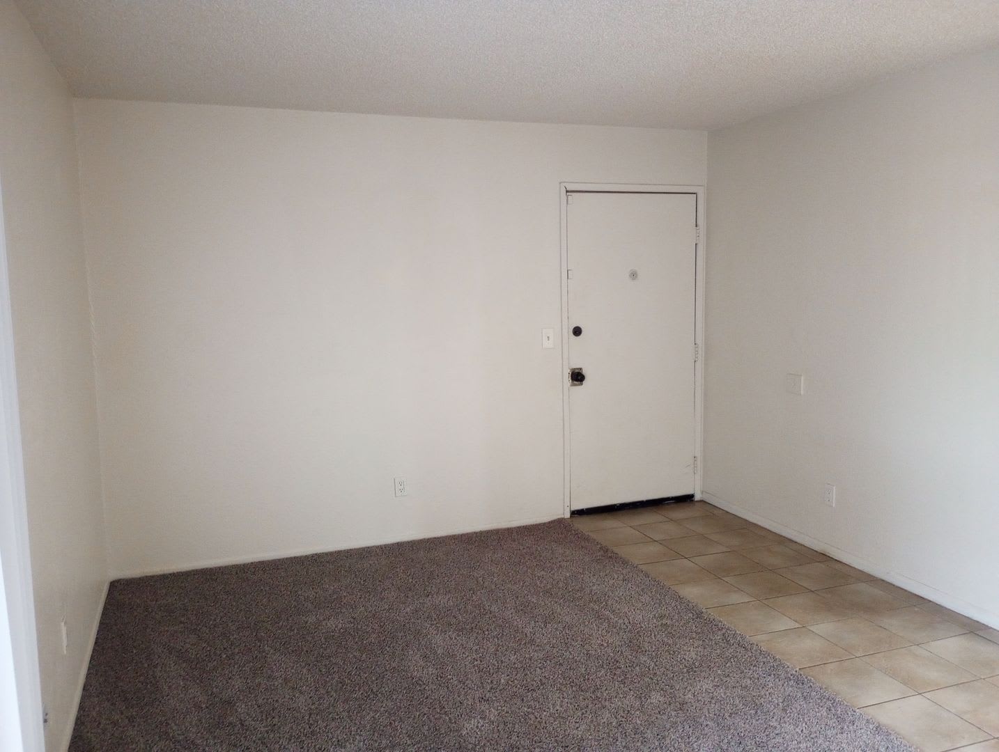 Expo 247 With 2 Bed 1 Bath 800 Sf With Ac And Balcony – photo 3