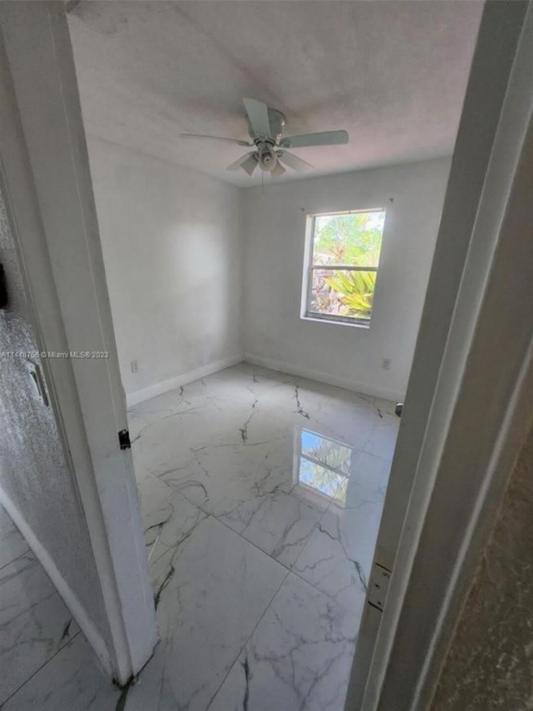 1420 N 70th Avenue – photo 4
