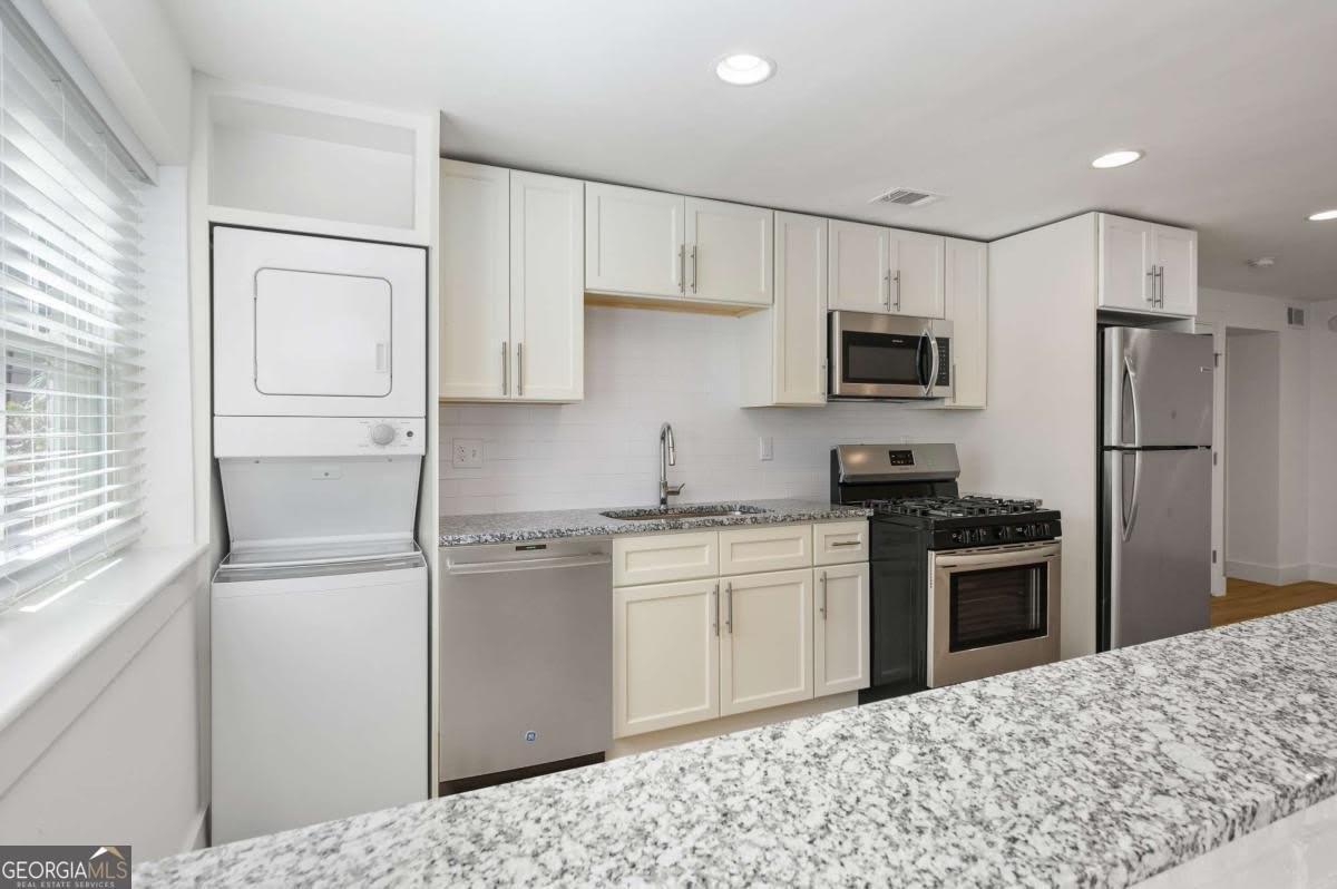 880 Saint Charles AVE NE 10 – photo 5