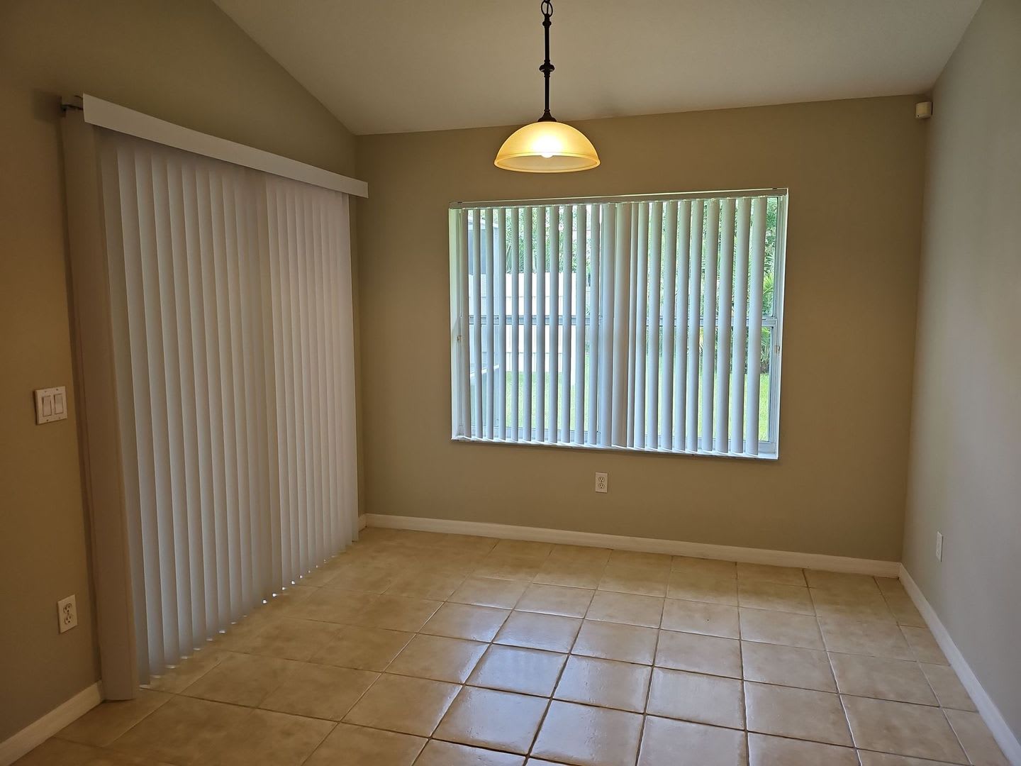 Beautiful 3-Bedroom, 2 bath Home with Screened Porch – photo 5
