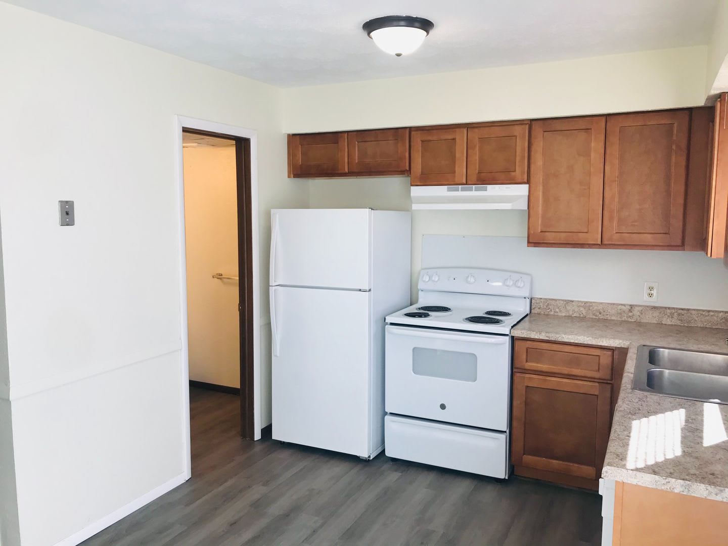 2 Bedroom 1.5 bathroom Townhome – photo 4