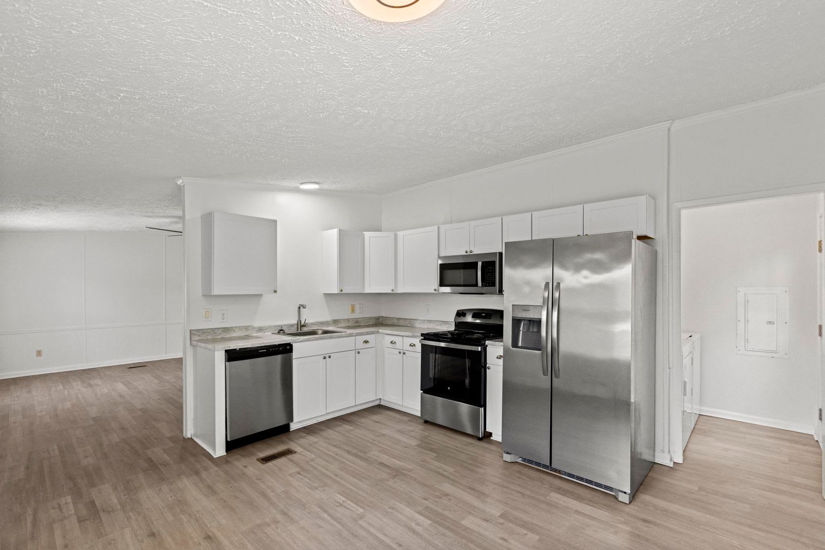 Available now! 3 bedroom – photo 4