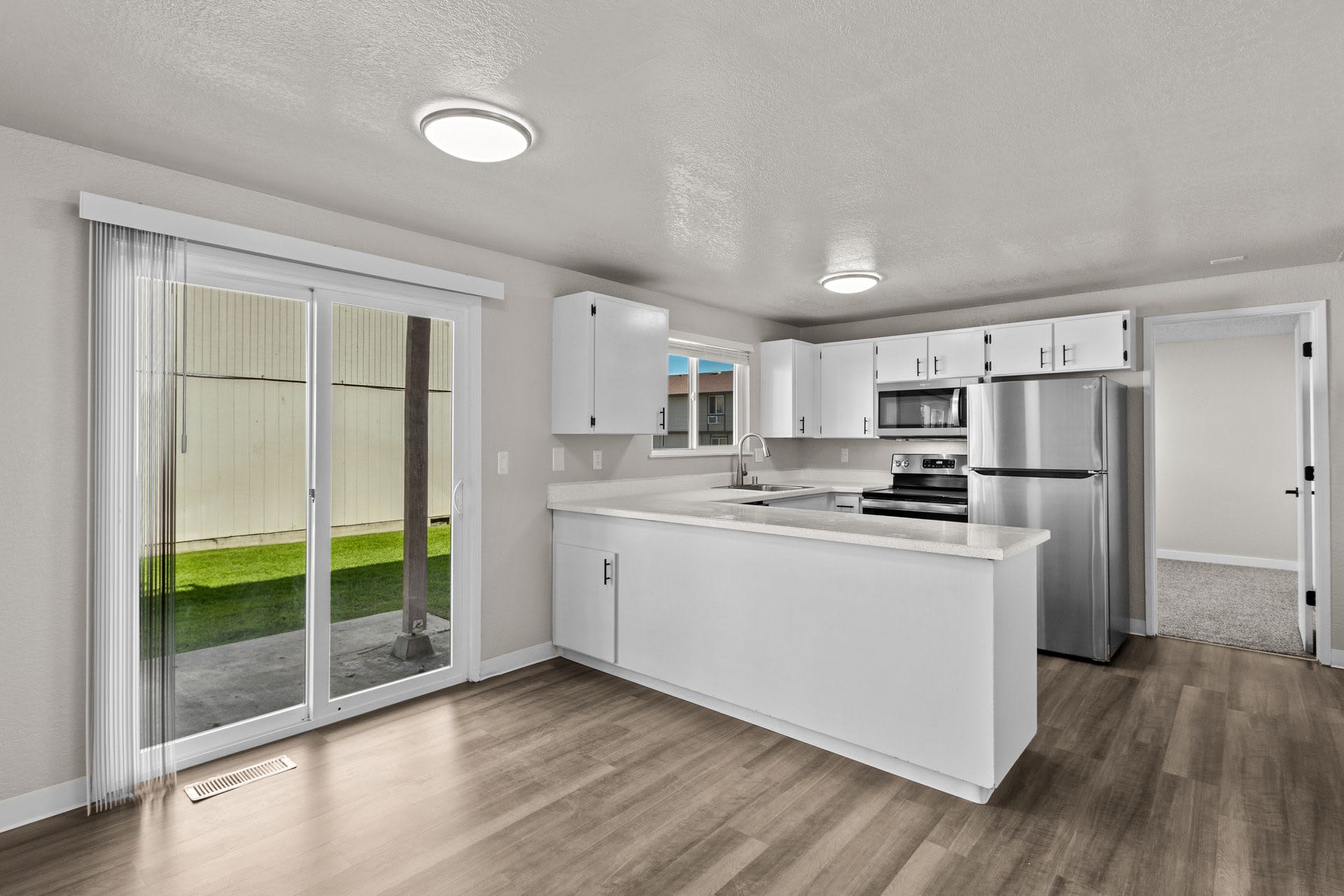 One Of The Largest 2 Bedrooms In The Area With 1 5 Bathrooms And 1100 Square Feet Plus Your Own Laundry Room With Full Size Washer Dryer – photo 2
