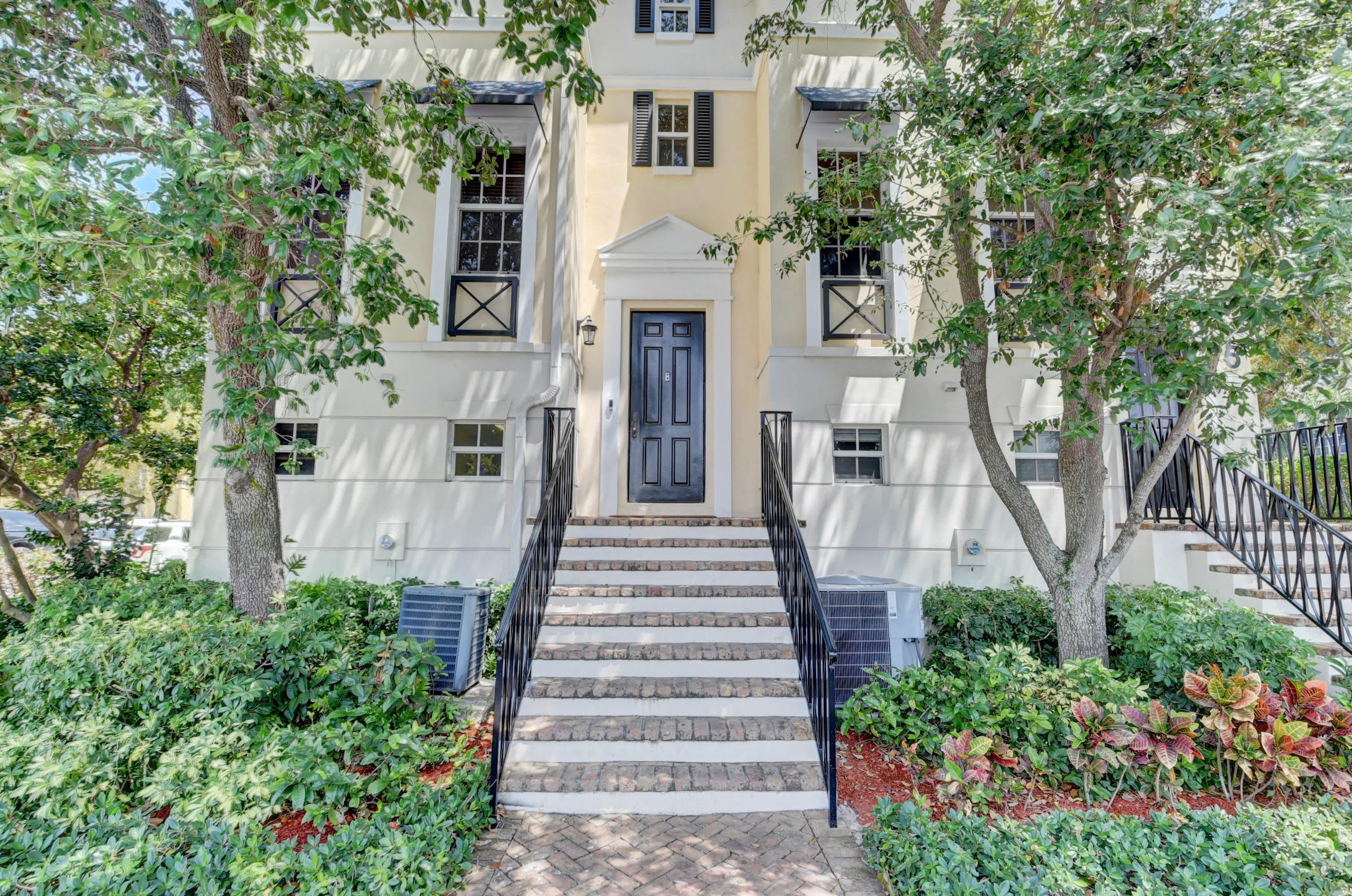 75 NE 5th Avenue NE – photo 1
