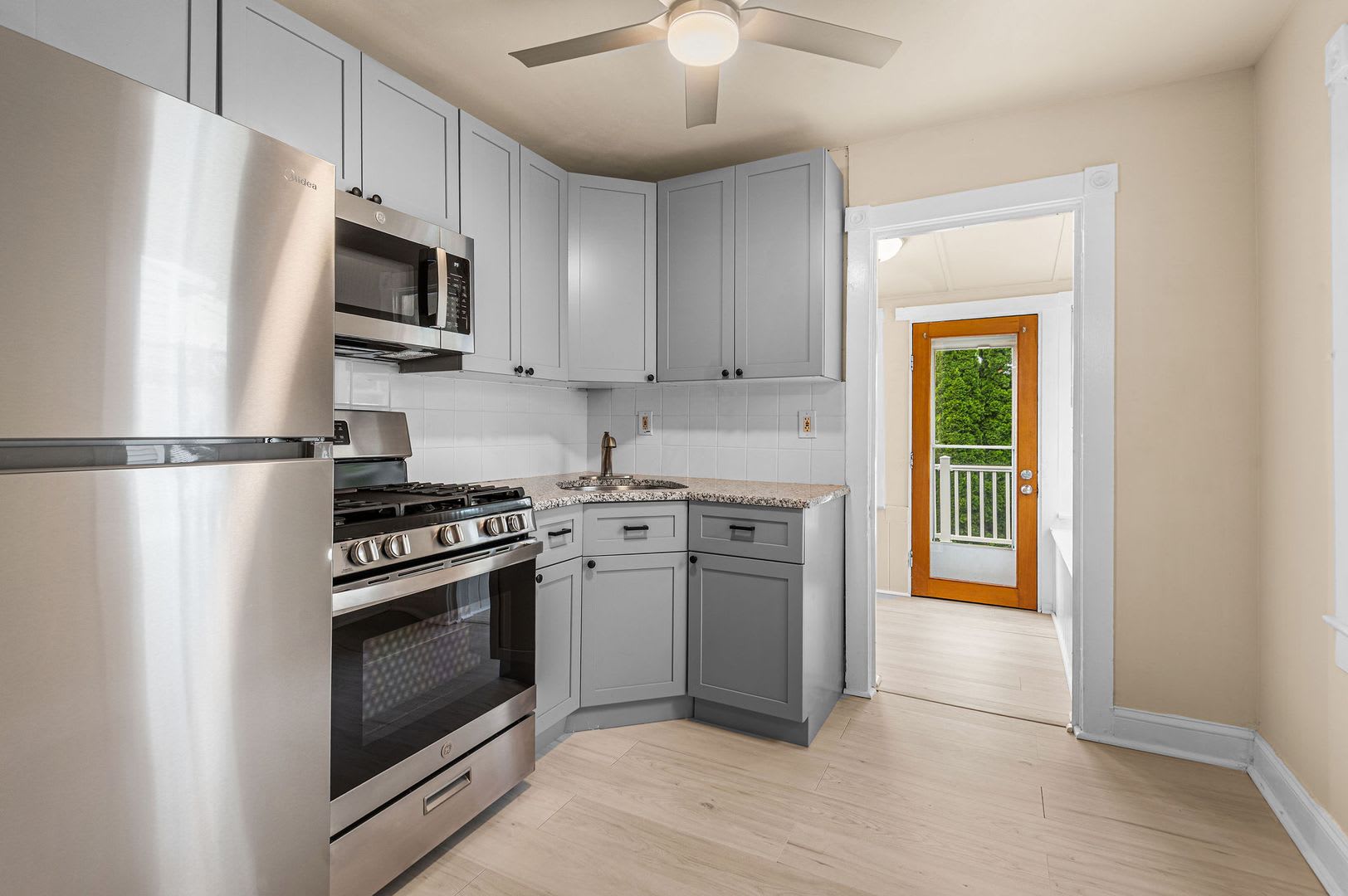 First Month Rent Free Renovated Row Home New Kitchen Floors Paint Located In Rose Tree Media Sd Deck Private Yard Central Air – photo 3