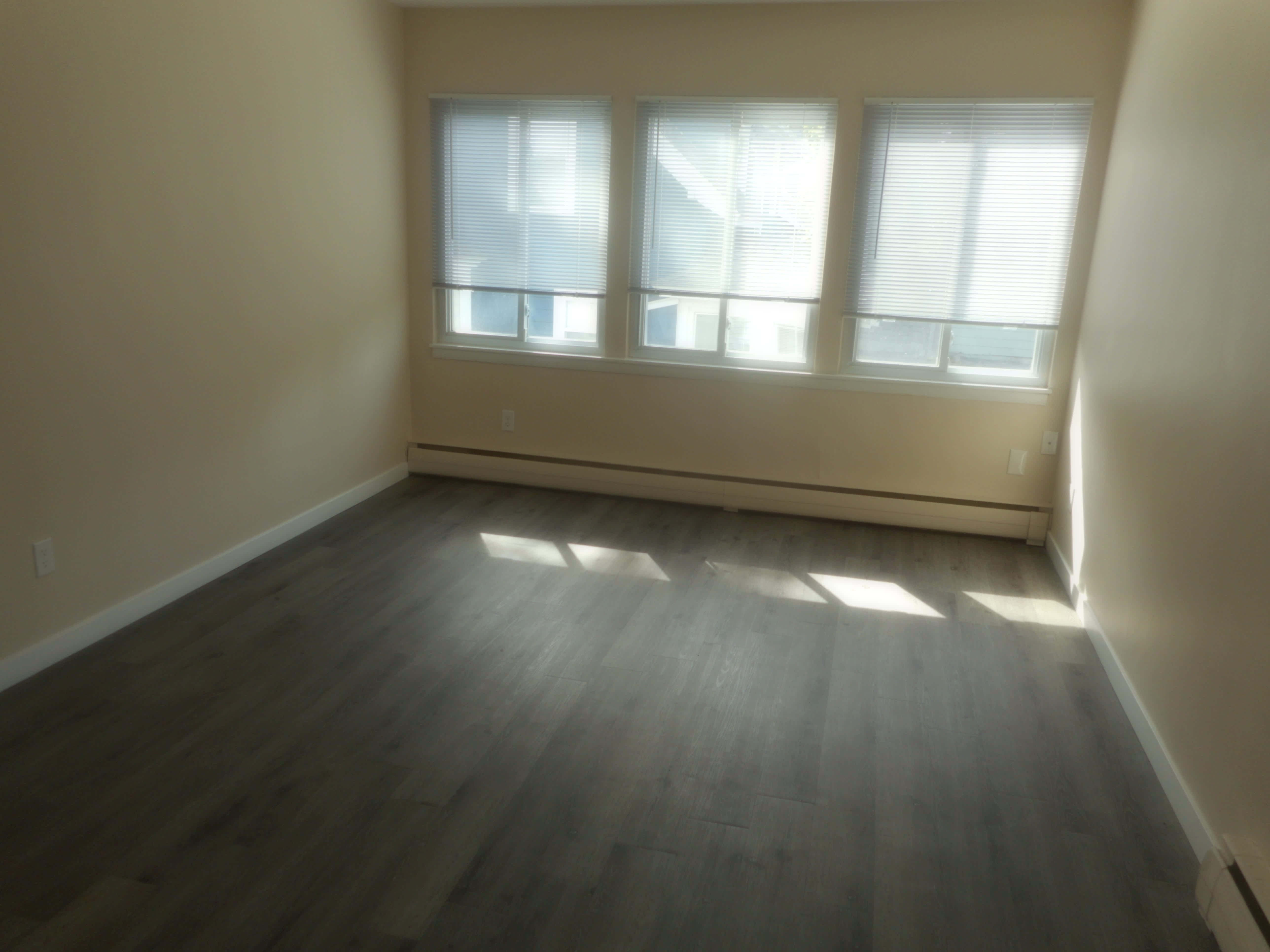 725 Wayzata Blvd E – photo 2