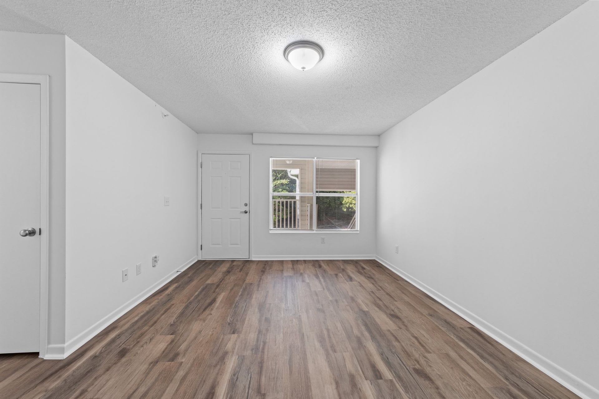 Spacious 2-Bedroom Apartment – Water & Trash Included! – photo 2
