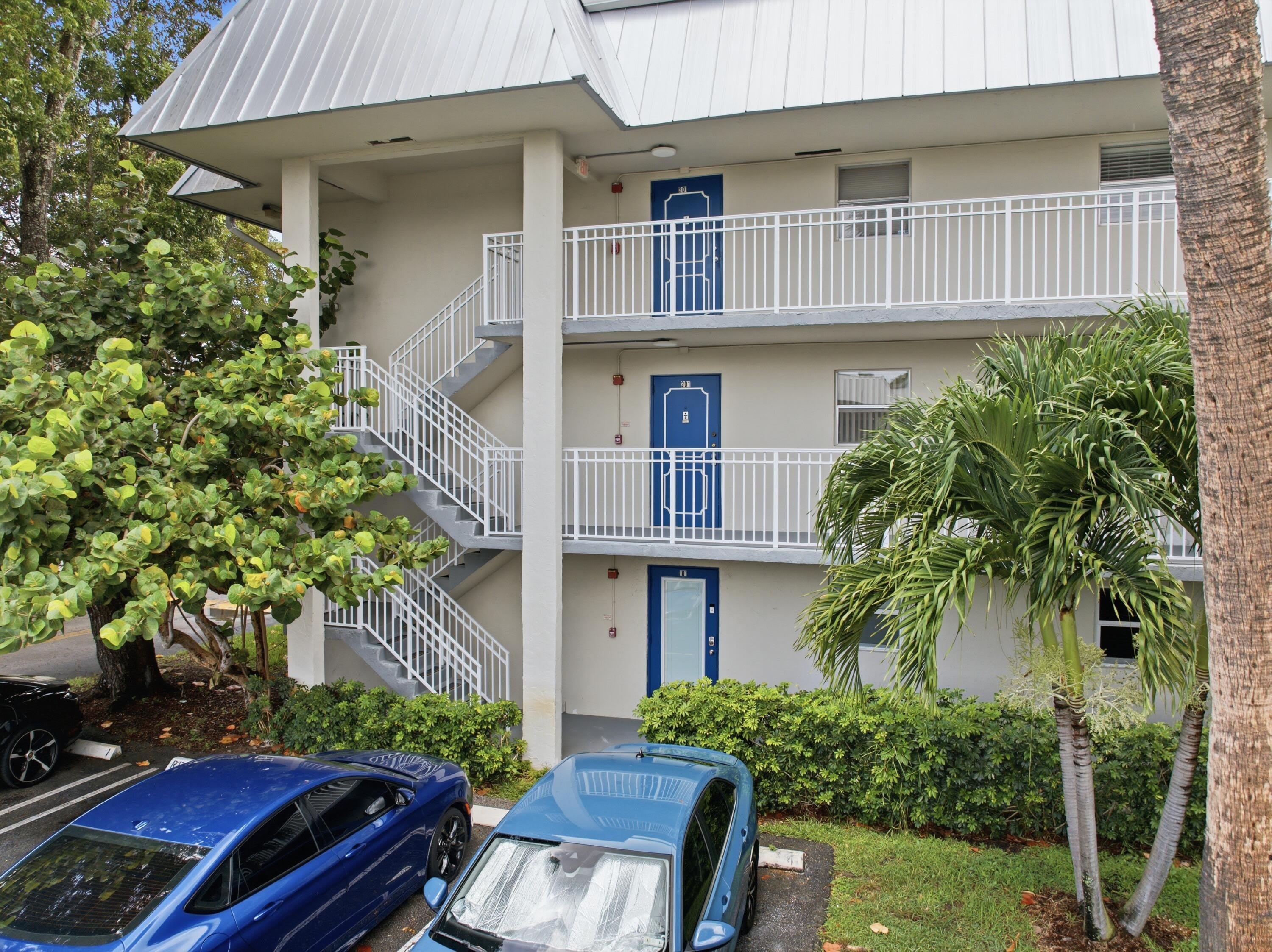 3000 Riverside Drive – photo 2