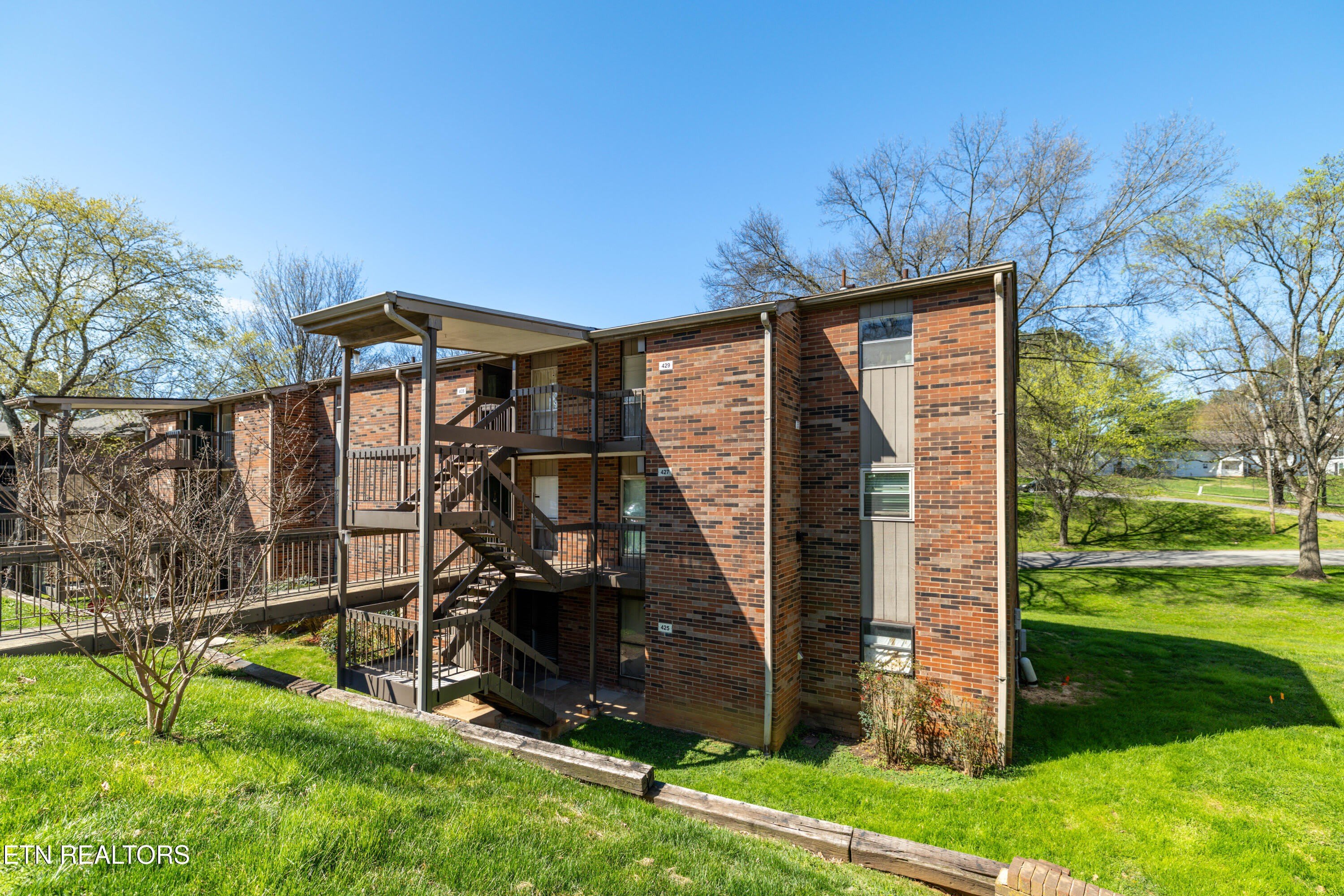 431 Canberra Drive – photo 3