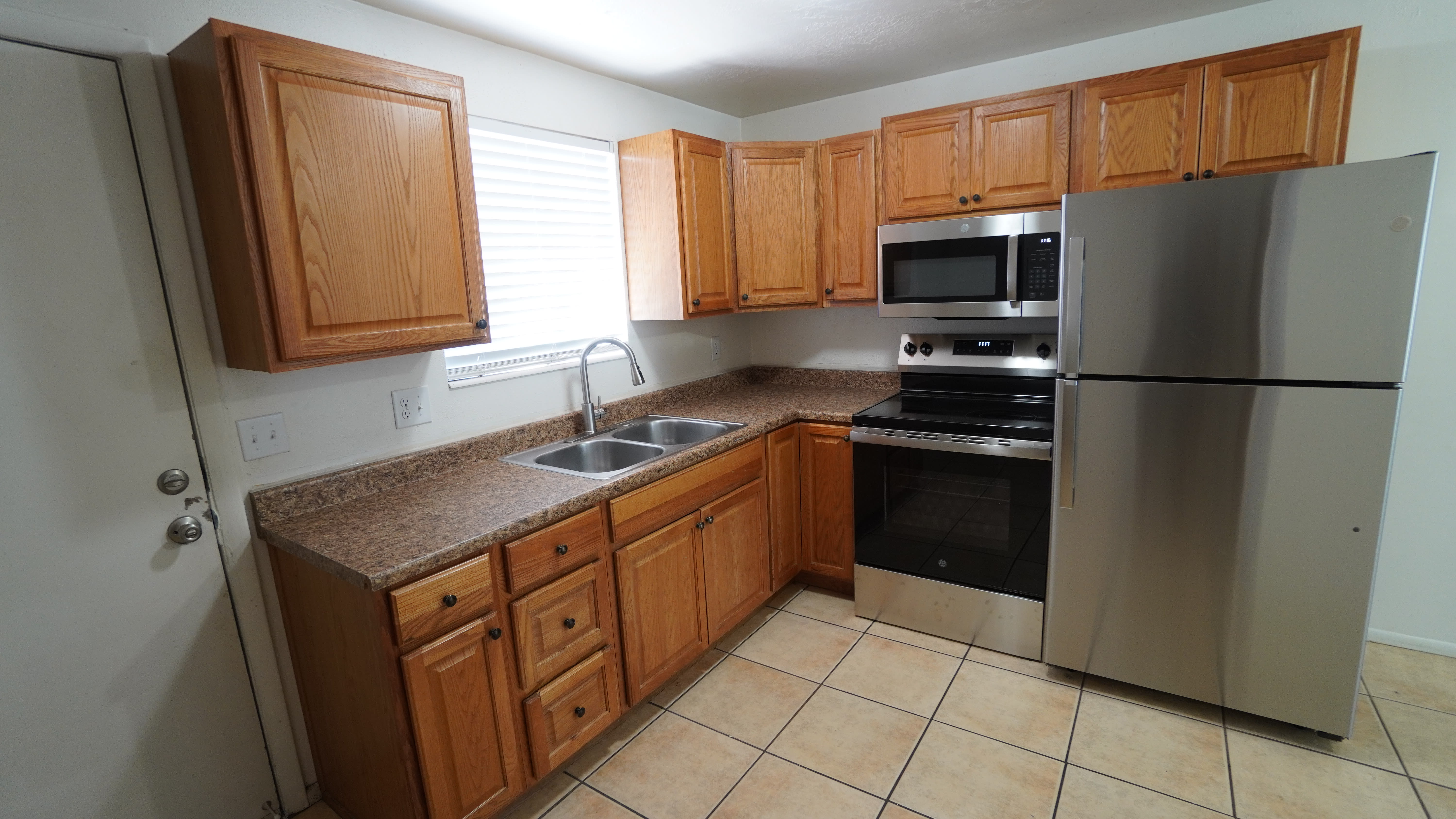 1273 E Gordon Ave – photo 4