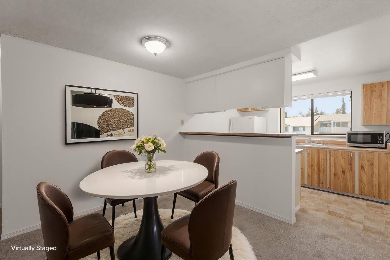 New Carpet And Paint Top Floor 2Drm 2 Full Bath Open Floor Plan Pool Water Sewer Garbage Included In Rent – photo 4