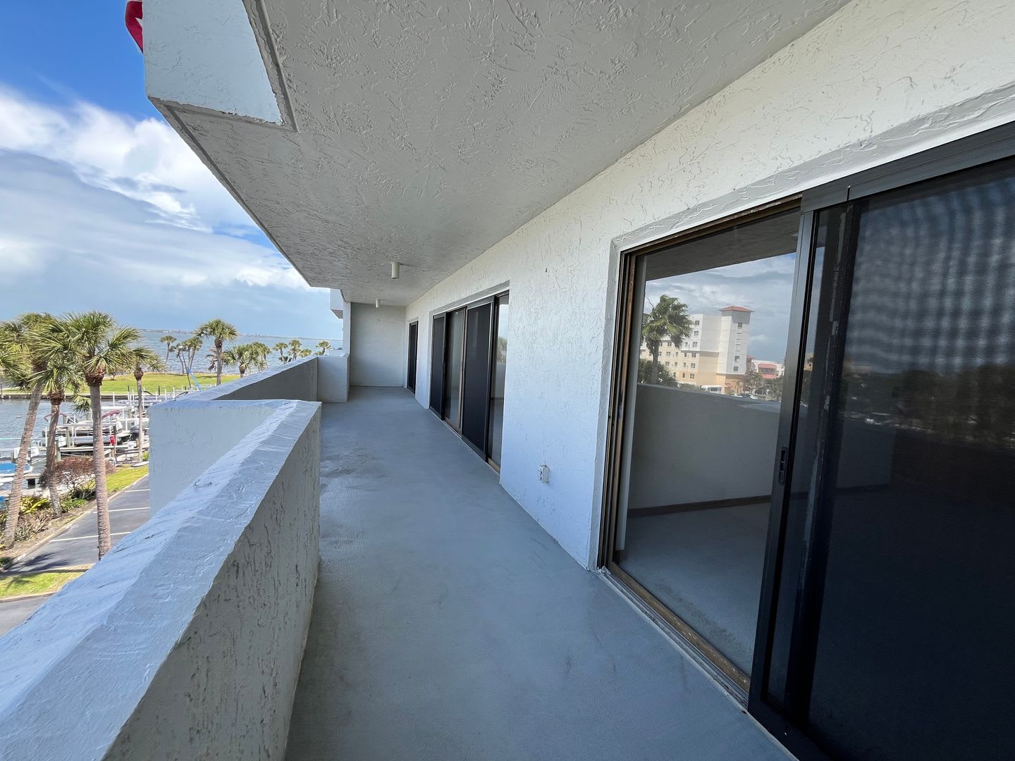 3/2 CONDO ON THE RIVER – photo 4