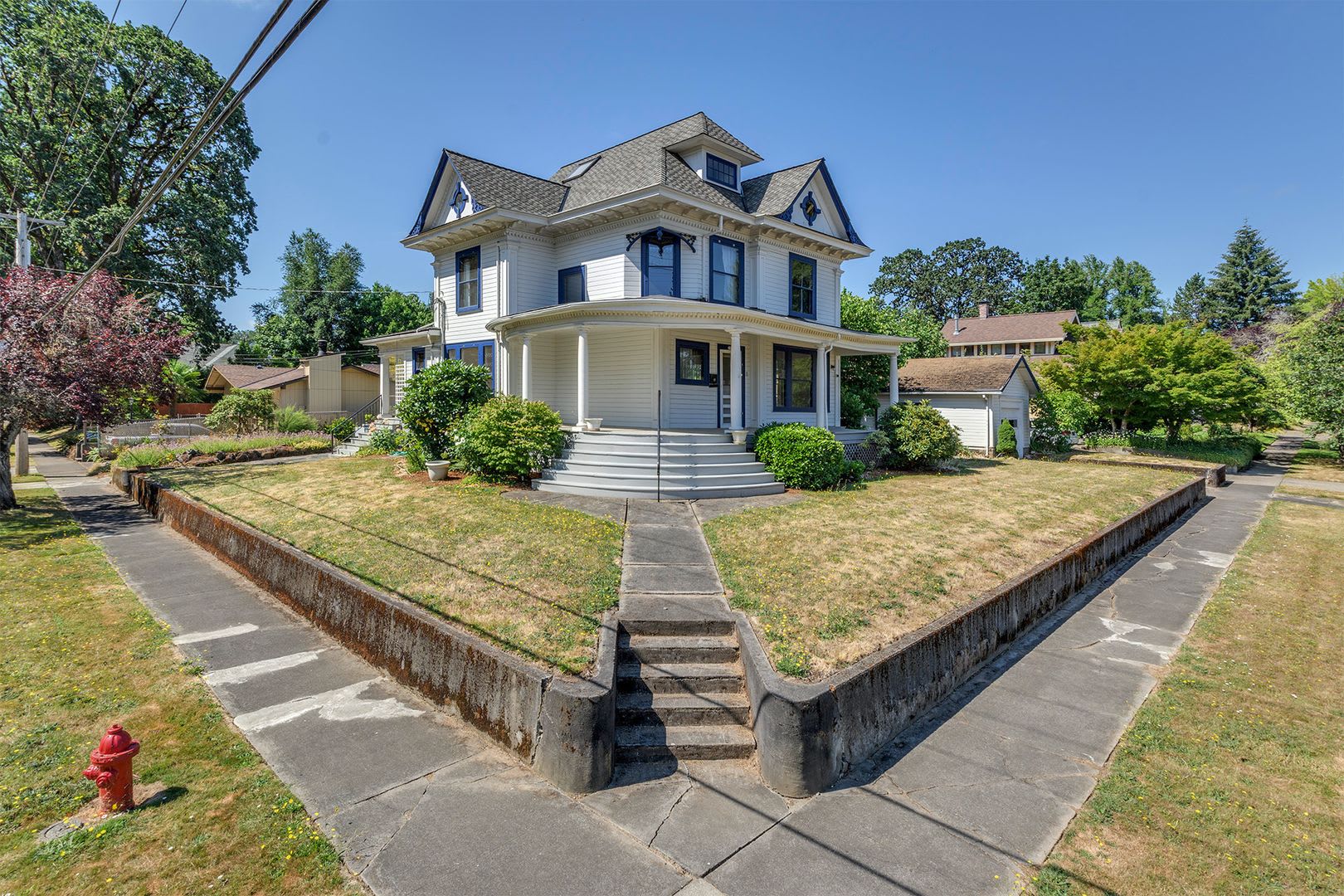 Historic Elegance Meets Modern Comfort Beautifully Restored 1904 Victorian In The Heart Of Forest Grove – photo 2