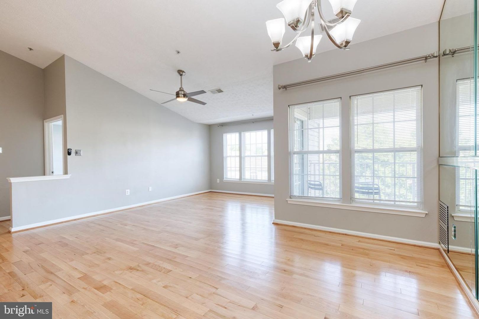 Gorgeous 2Bd 2Bth Penthouse Condo Completely Updated Ready To Move In – photo 5