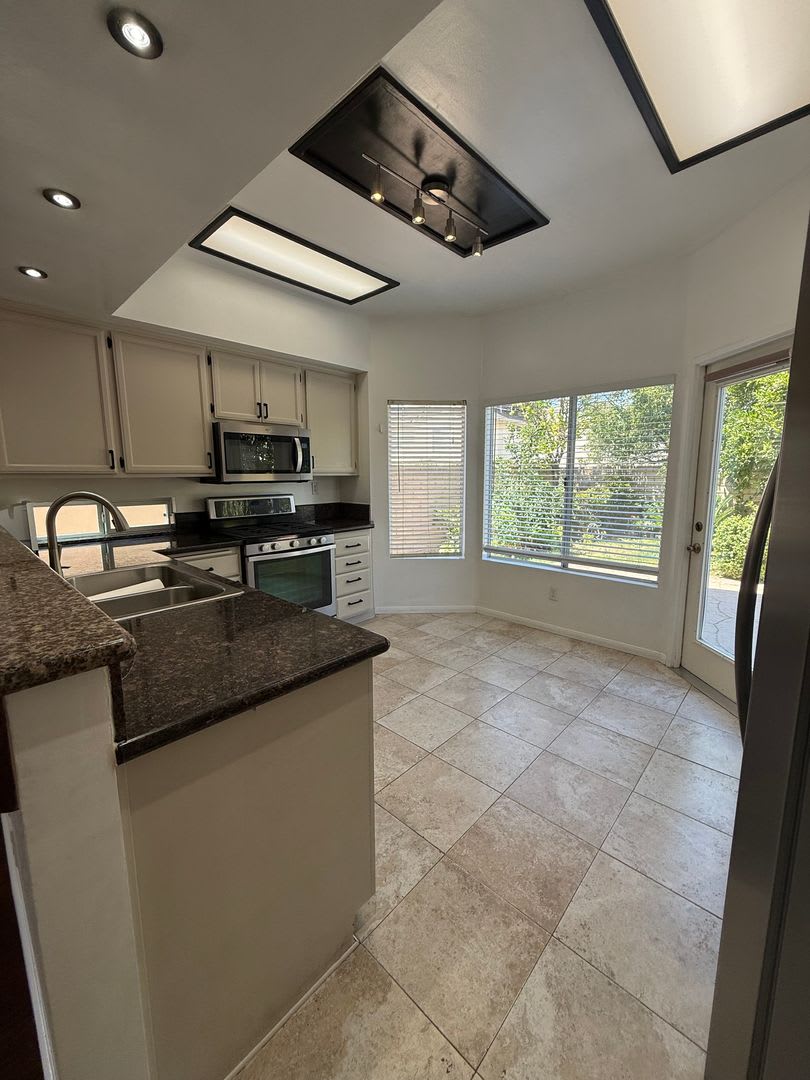 3 bedroom, 2 1/2 bath single-family home in a wonderful neighborhood – photo 3