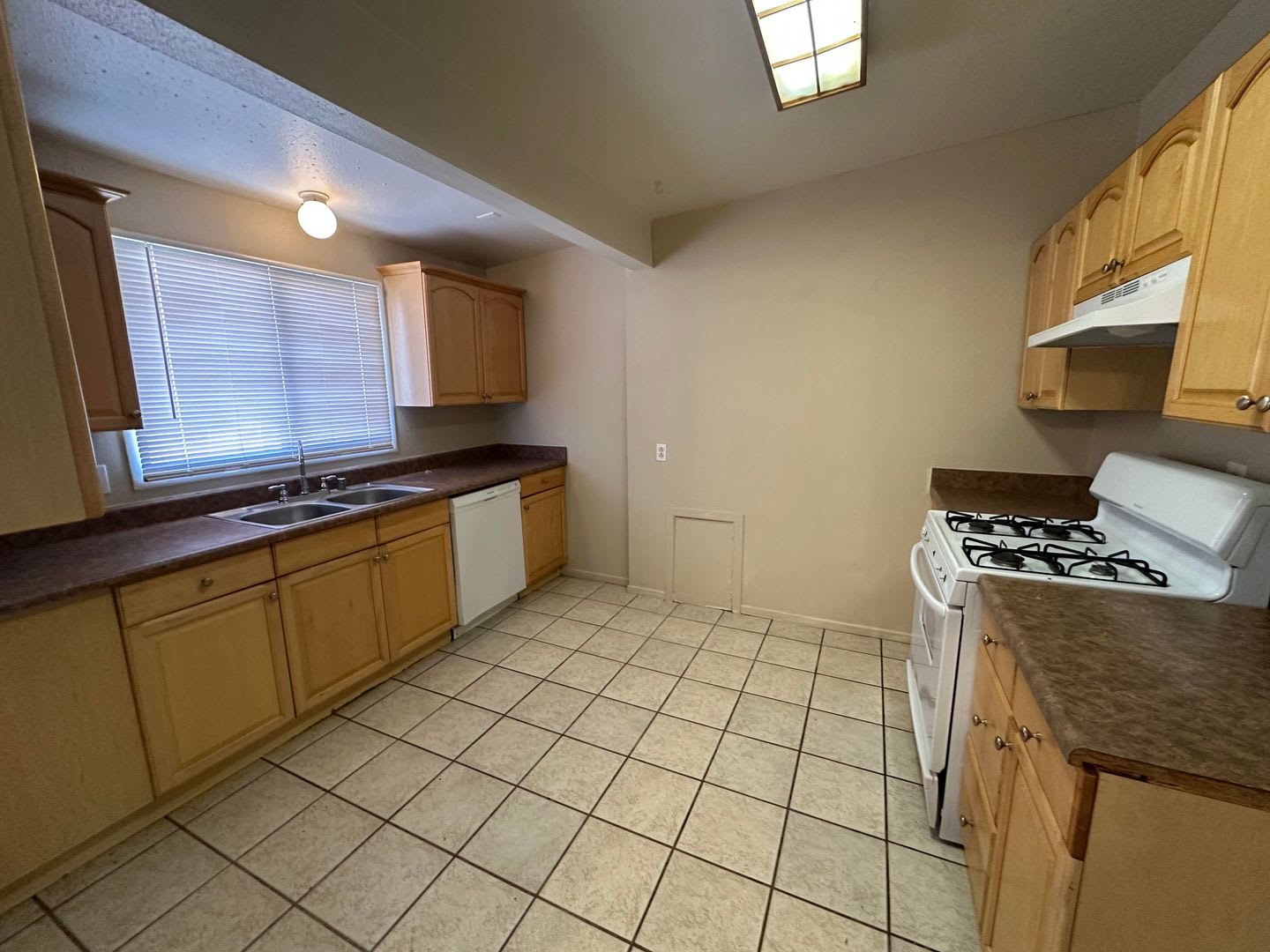 Adorable 3 Bedroom – photo 3