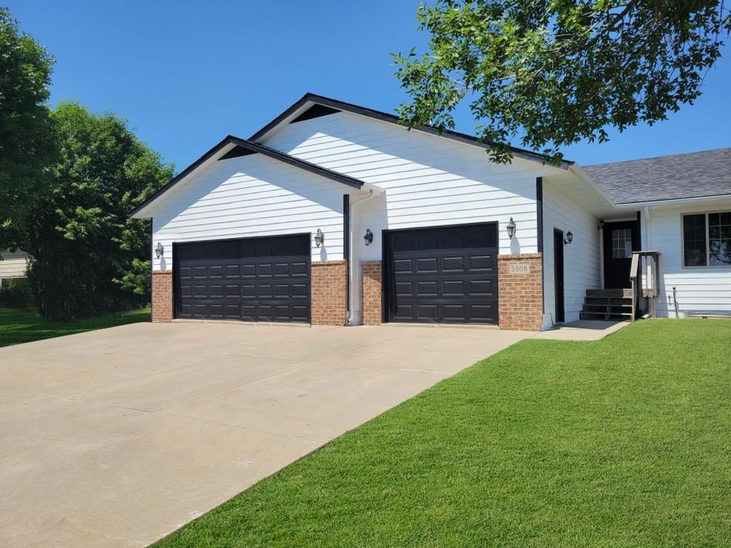 4 Bedroom 2 Bath Town Home Pet Friendly Amenity Filled Double Attached Garage – photo 3