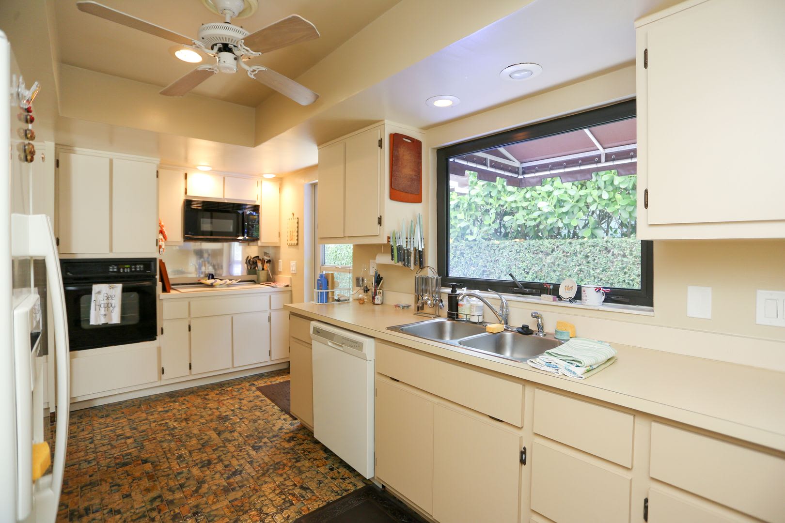 Dog Pet Friendly New Photos Uploaded Brand New Landscaping Package Brand New Exterior Uplightng Installed And Pavers Fully Furnished Olde Naples Walk To The Beach Downtown Naples Amazing Location – photo 2