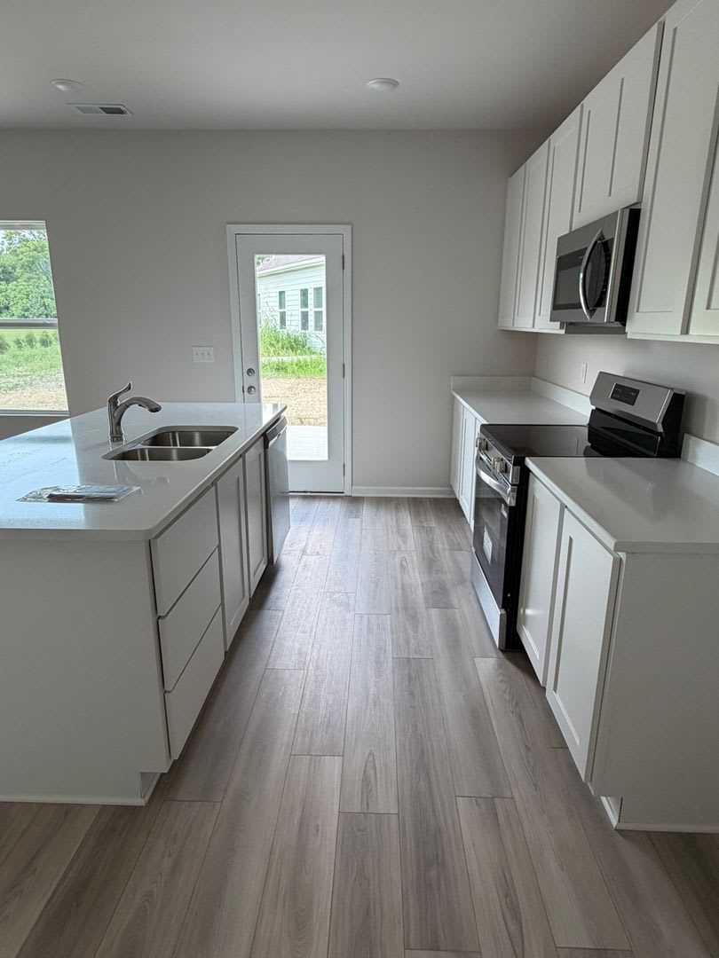 5 Bed/3 Bath House **NEW CONSTRUCTION*** – photo 2