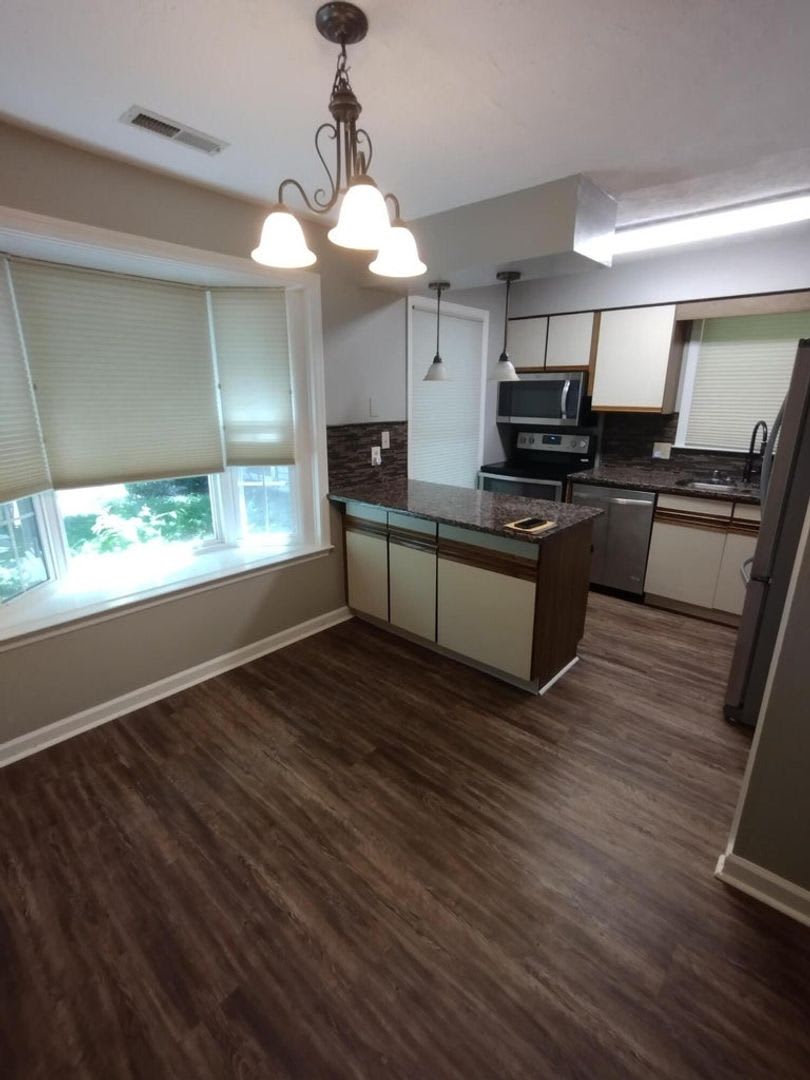 Spacious 3 bedroom townhome close to UK! – photo 2