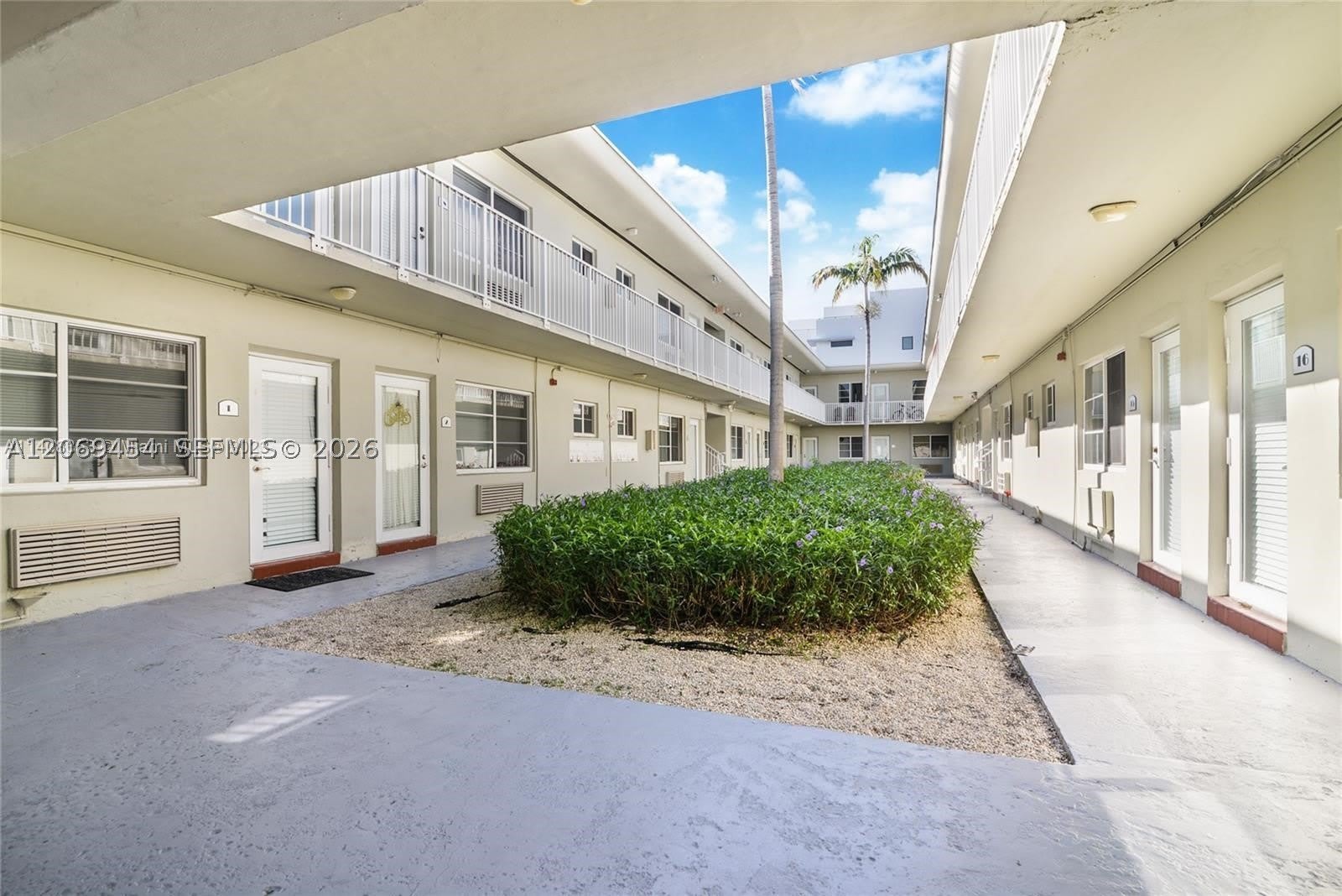 6930 Rue Versailles – photo 5