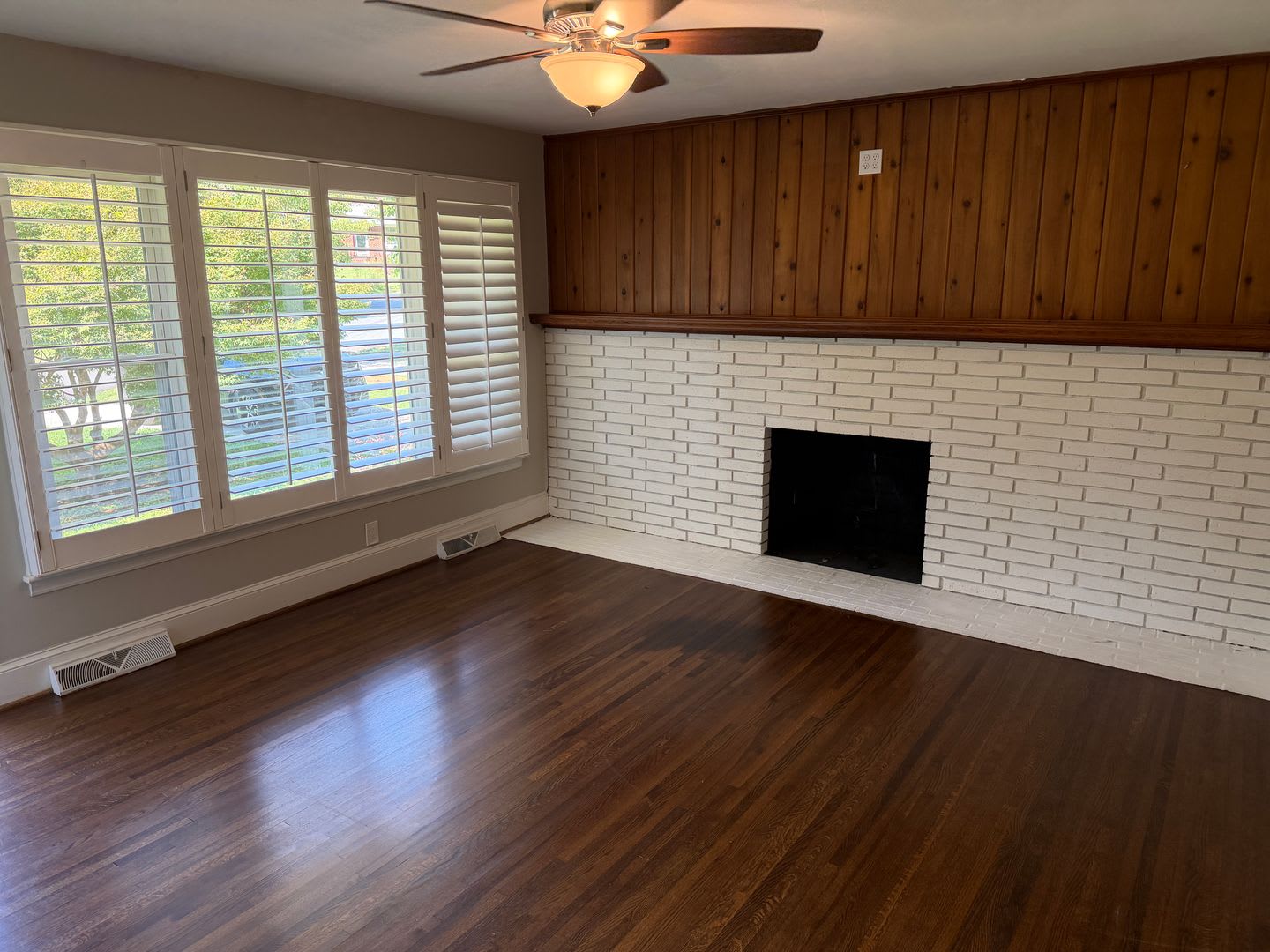 Beautiful Three Bedroom Home in Amity Gardens! – photo 2