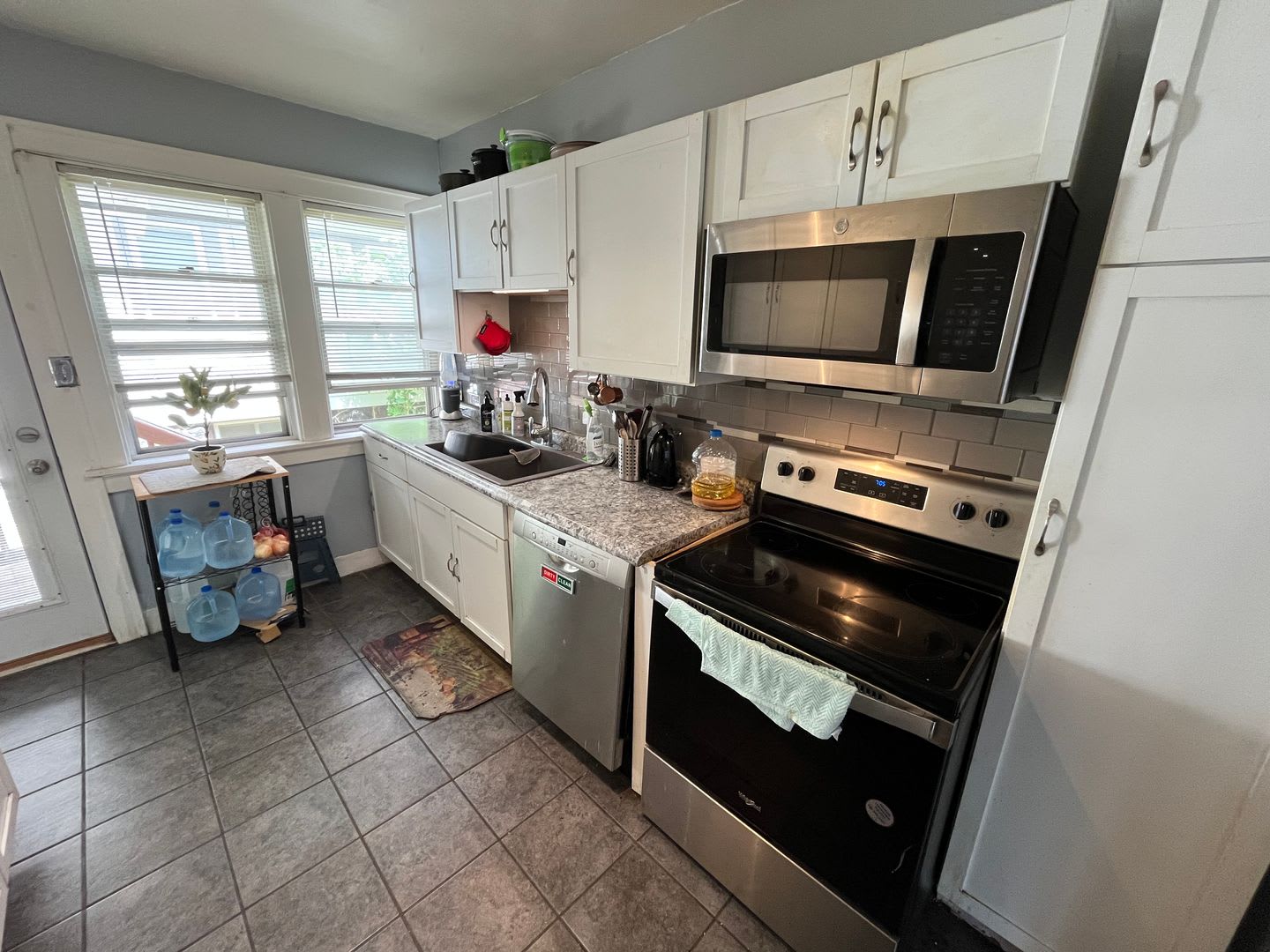 Price Reduction!! Spacious 5 Bedroom 2 Bath Single Family Home! – photo 4