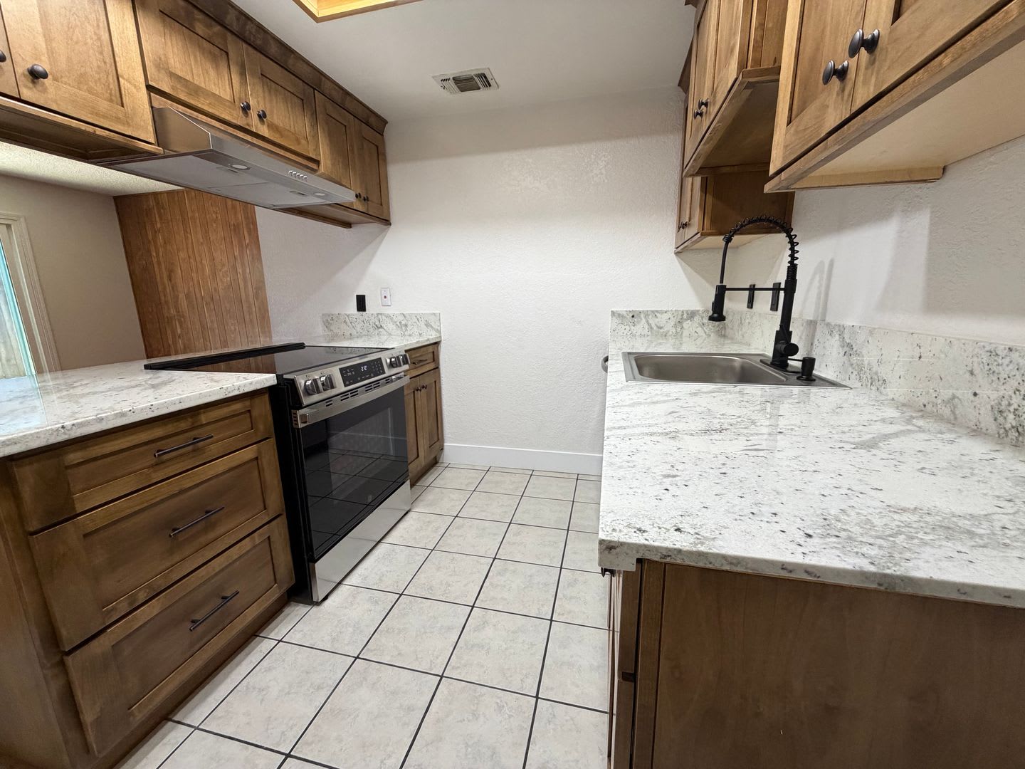 Fully Renovated 2-Bedroom Home with Spacious Backyard – Move-In Ready in Sacramento – photo 4