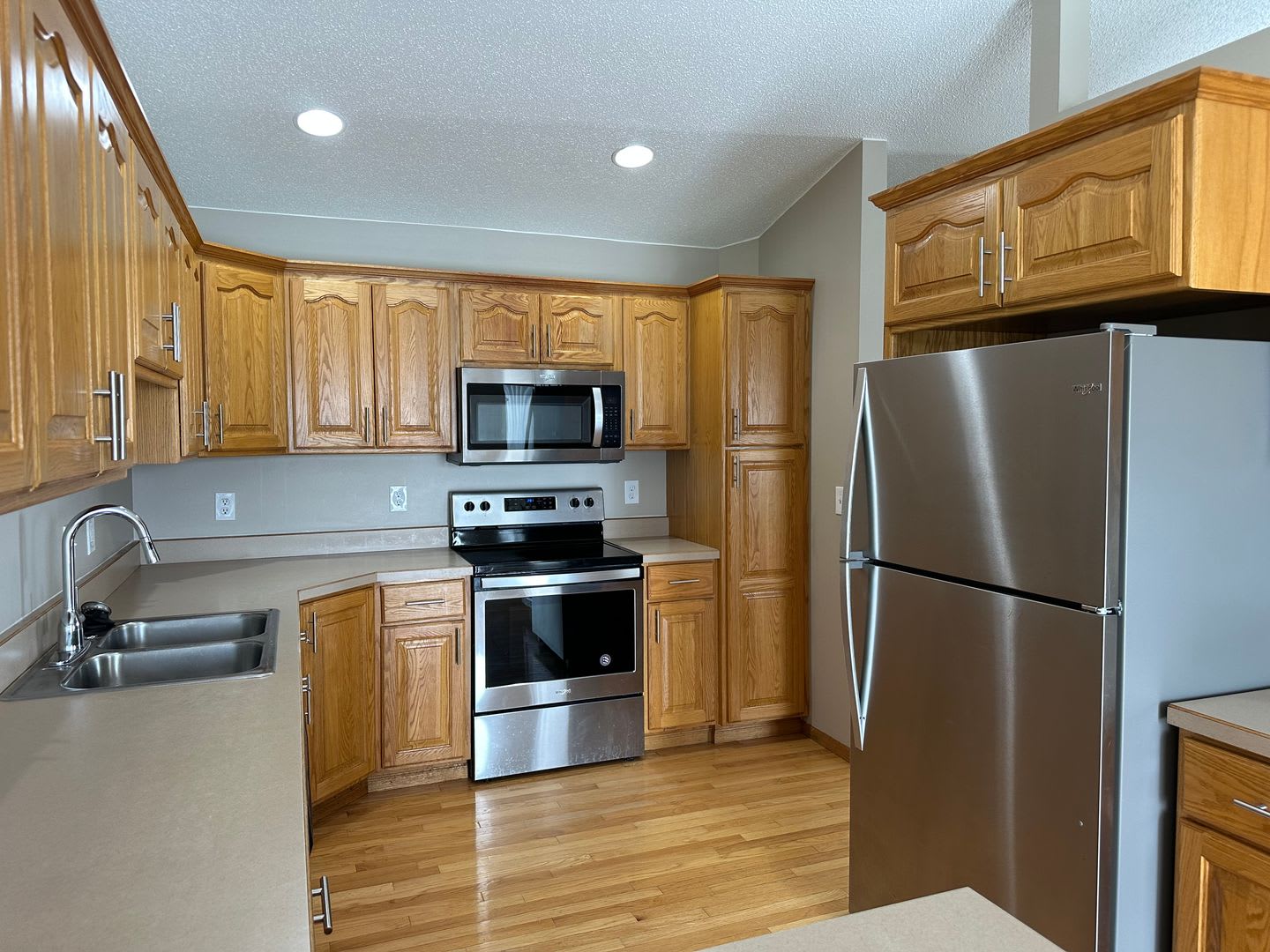Comfortable 3-Bedroom with Garage &amp; Fenced Yard for Rent – photo 1
