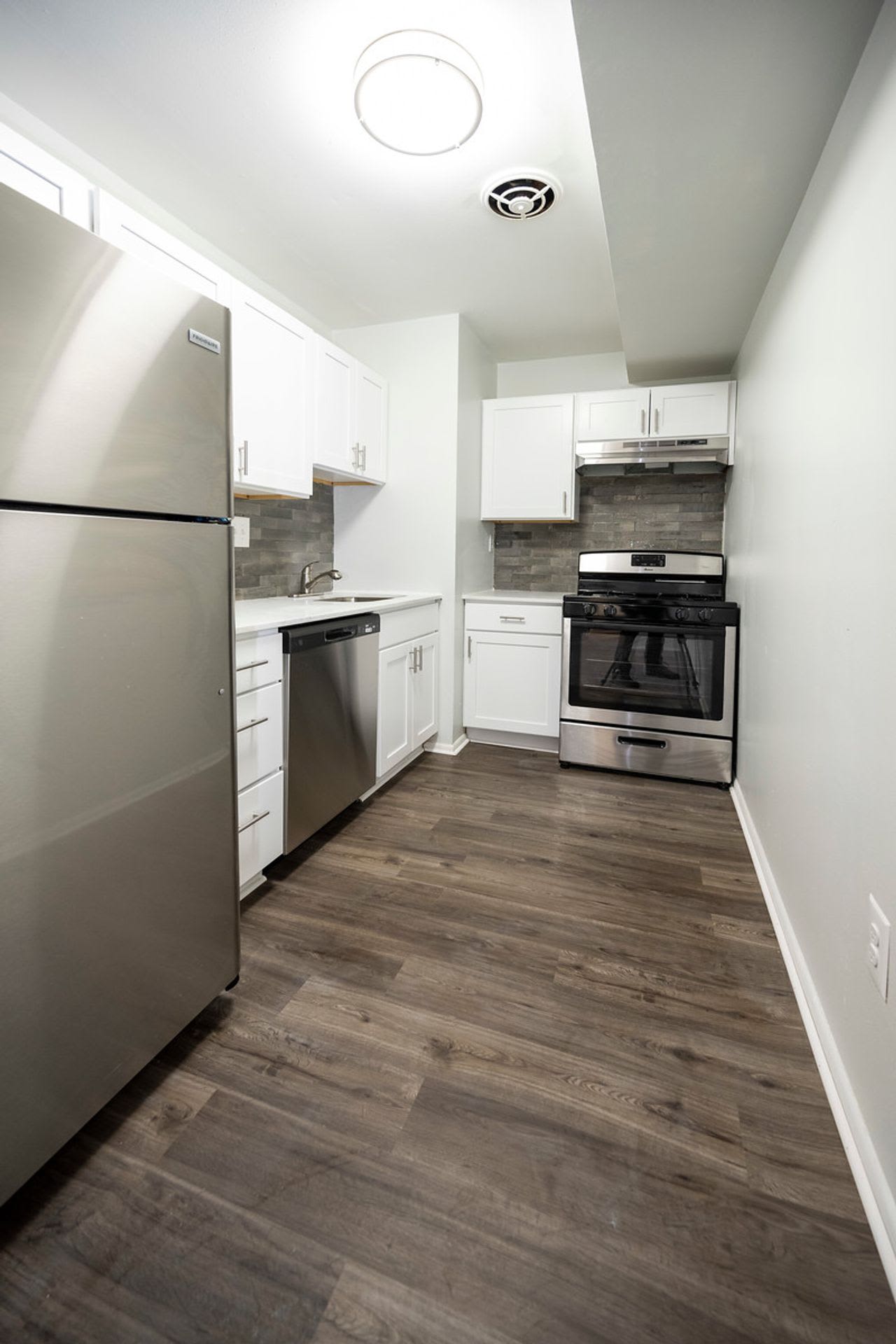 Charming 4Br 2Ba Rowhouse With Hardwood Style Flooring Throughout – photo 5