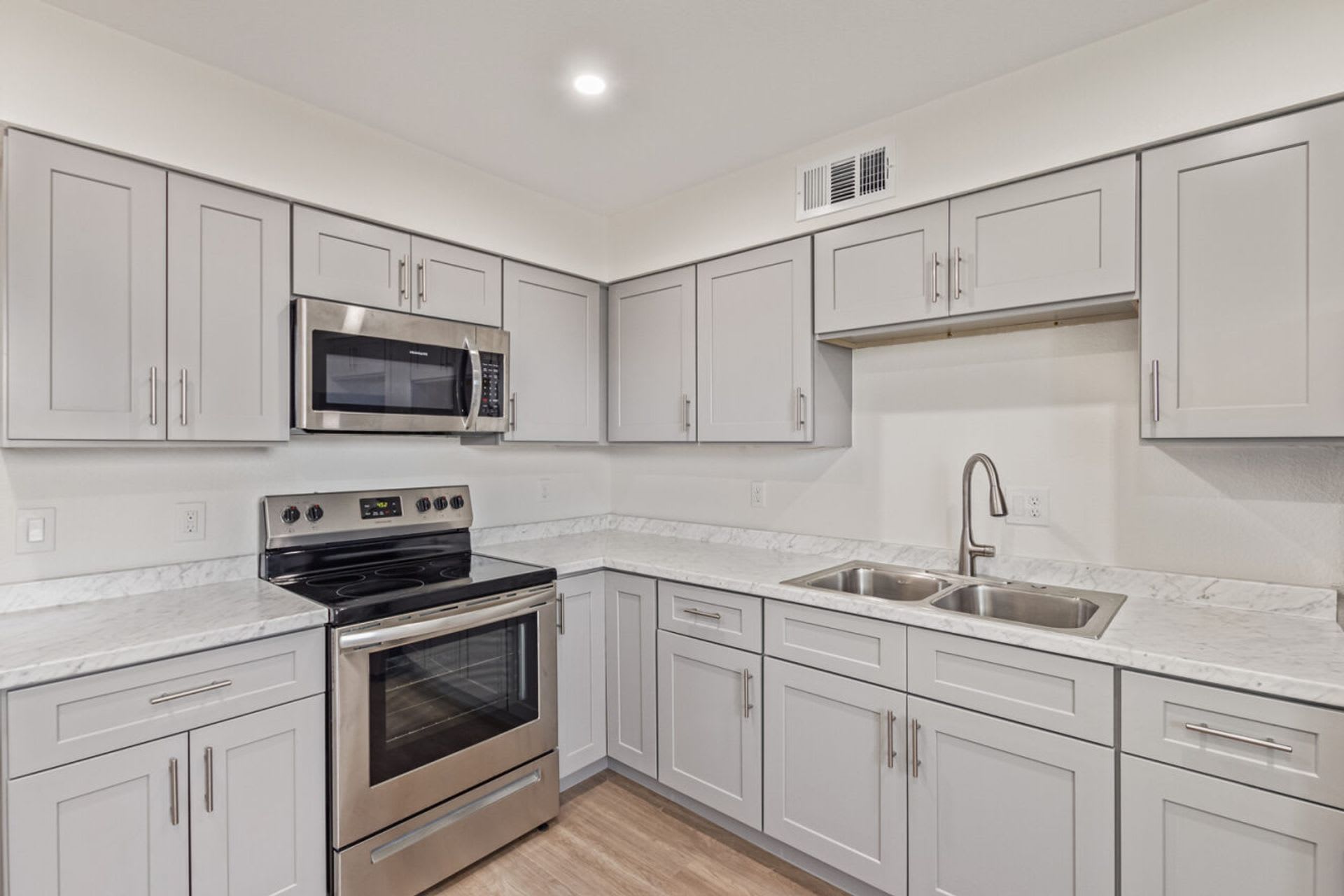 2 Bed 1 Bath with Private Patio – photo 4