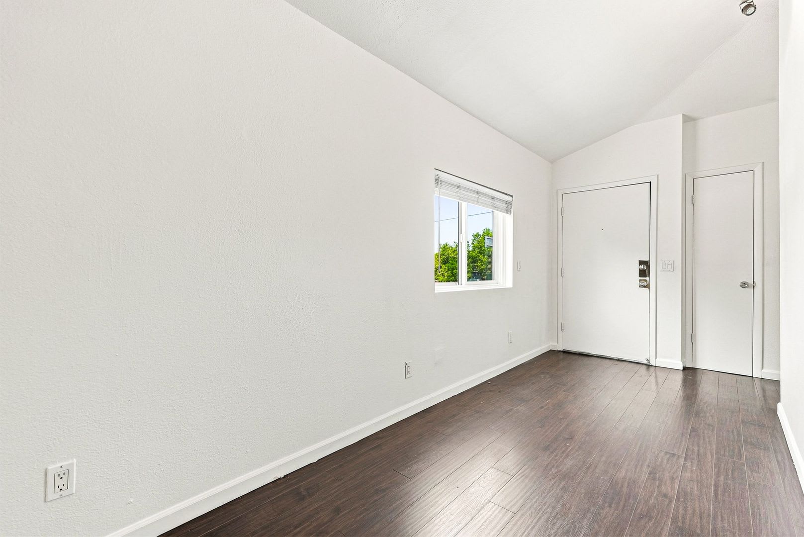 2 Bed, 1 bath Available! – photo 5