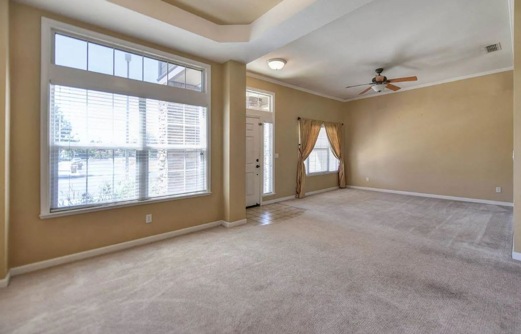Spectacular 4/2 Elk Grove w/Salt Water Pool! (PLEASE READ AD FOR SHOWING REQUIREMENTS)! – photo 5