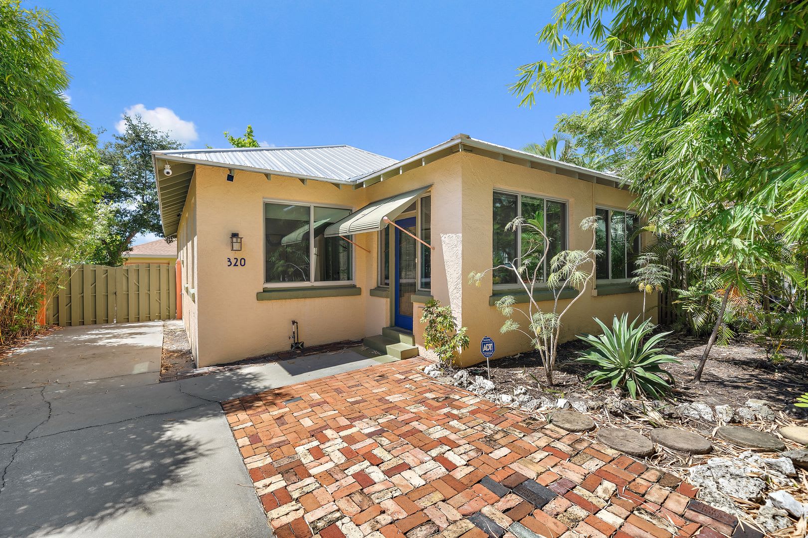 Fully Renovated, FURNISHED 4 bd Home in Laurel Park, Downtown Sarasota – photo 2