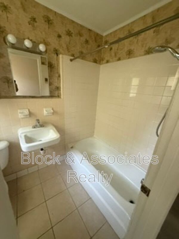 136 W. Pritchard St – photo 5