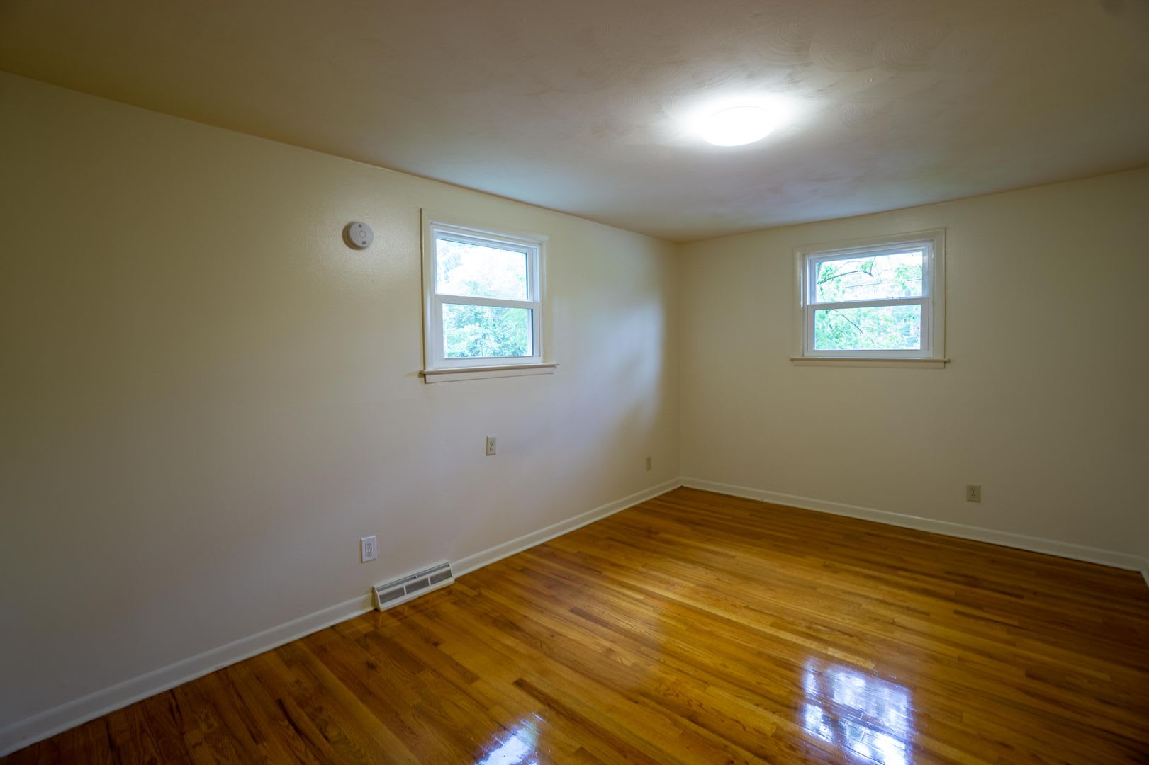 131 Houston Ave Avail 7 1 27 3 Bedroom With New Kitchen Bathroom And Hardwood Floors – photo 5