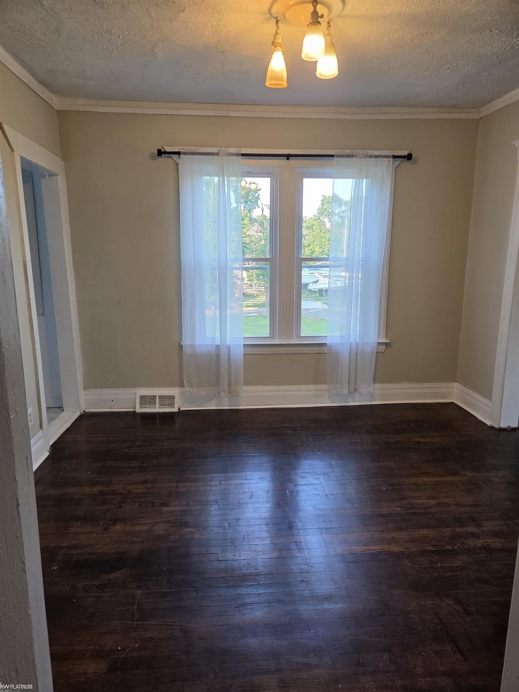 9405 Navarre Street – photo 2